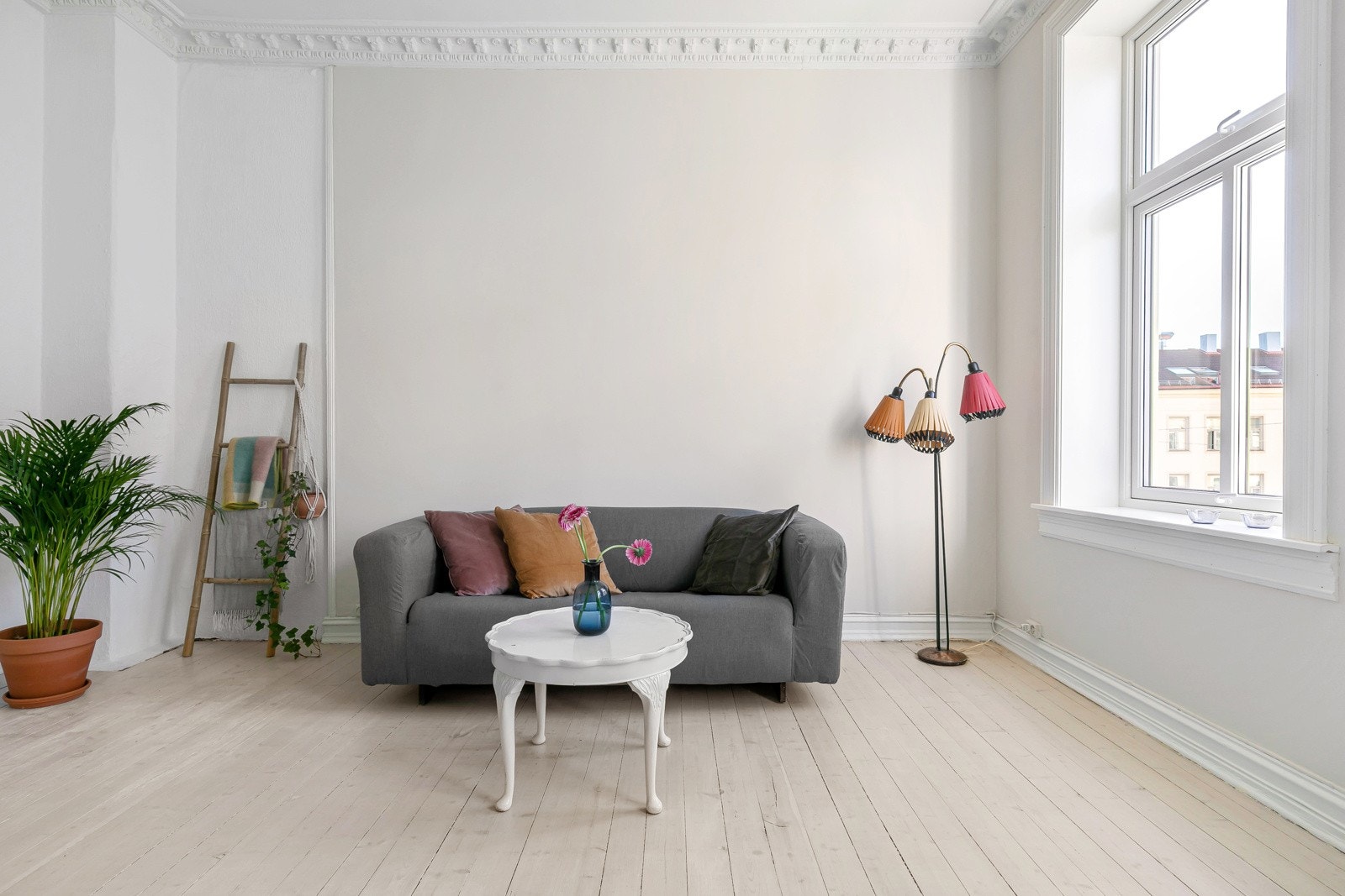 Kombinasjonen av store vindusflater og himlingshøyde på ca. 3 meter skaper en fantastisk romfølelse. Galleribilde