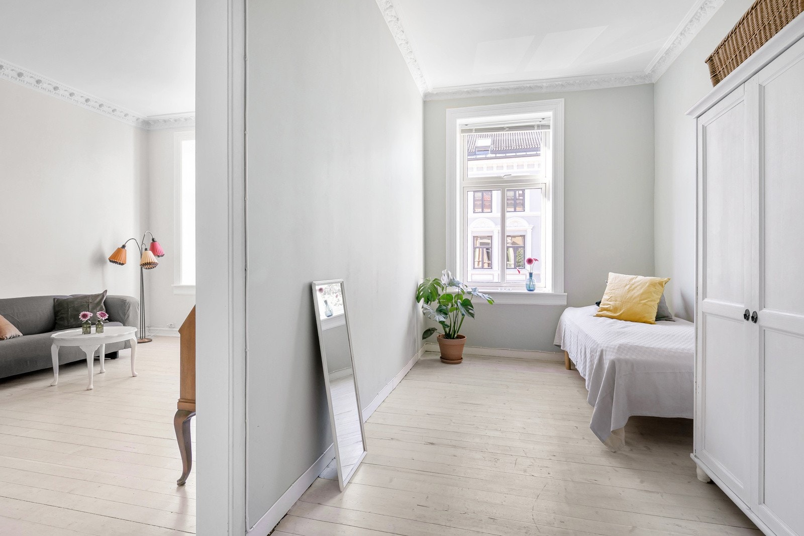 Soverom med god plass til bred dobbeltseng, nattbord og annet. Galleribilde