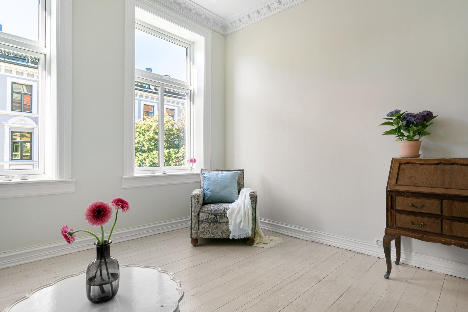 Dette er et flott oppholdsrom som blir leilighetens naturlige samlingspunkt. Galleribilde