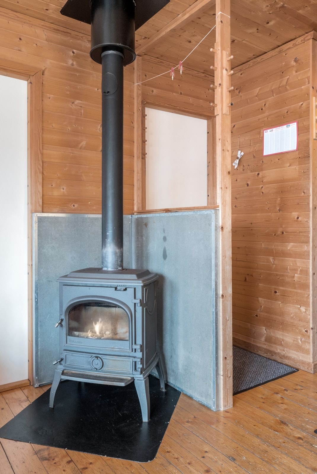 Det er innlagt strøm i boligen, vedfyring for ekstra varme og hygge. Galleribilde