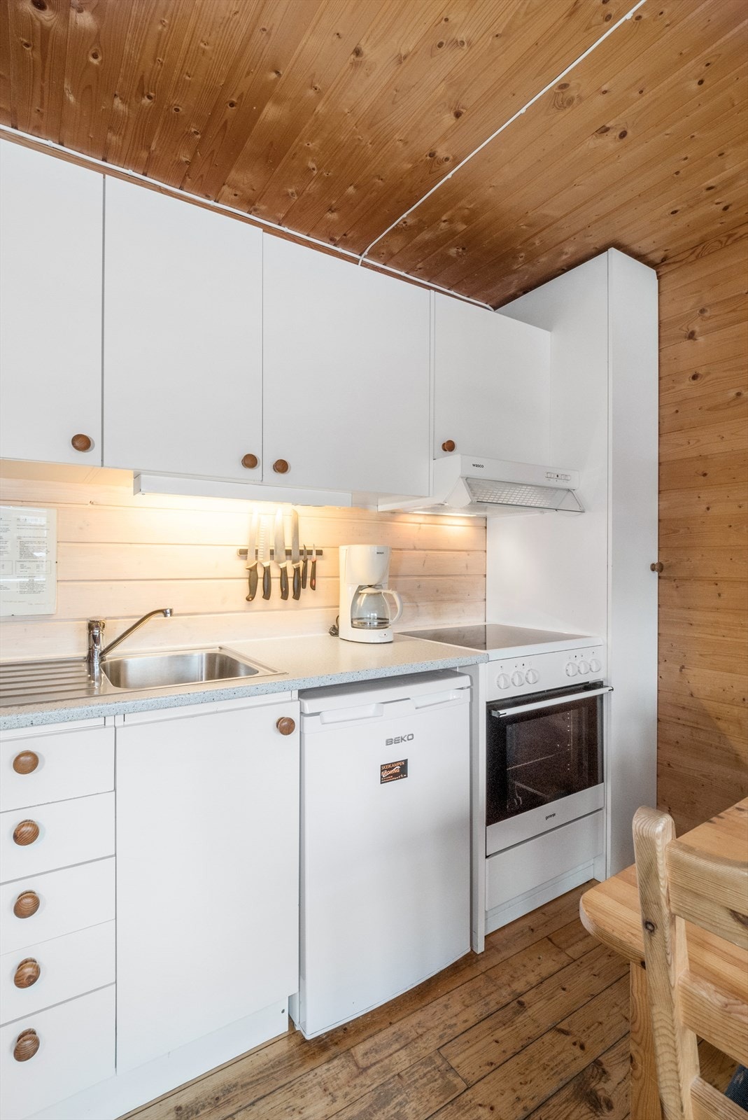 Sameieavgiften er kr. 5 455,- som betales pr. kvartal og går til å dekke bl.a. utgifter til kabel-tv, vedlikehold bygg og uteareal, strøm, forretningsførsel, brøyting/ strøing, veiavgift m.m. Galleribilde