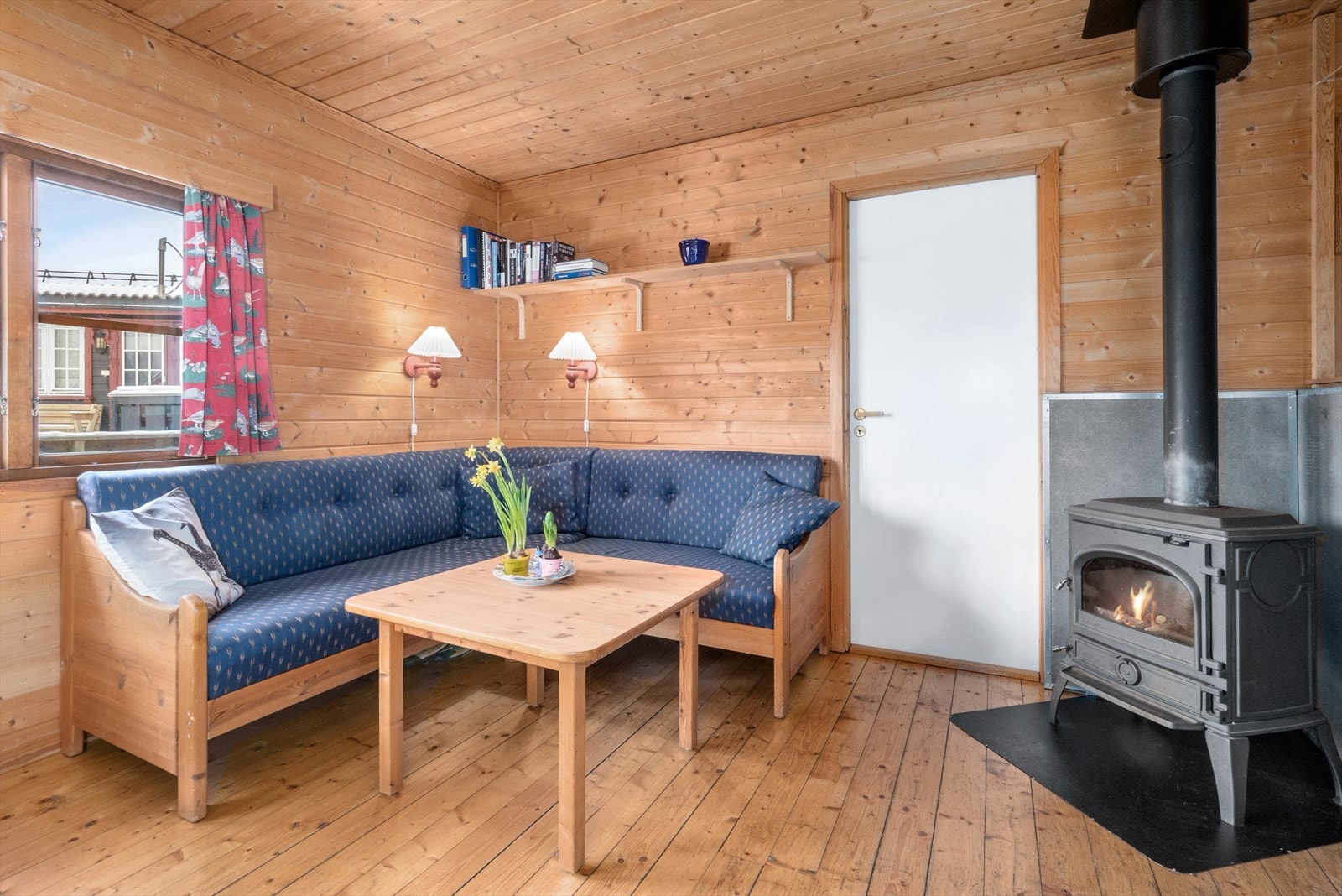 Boligen varmes opp med elektriske panelovner og vedfyring i peisovn. Galleribilde