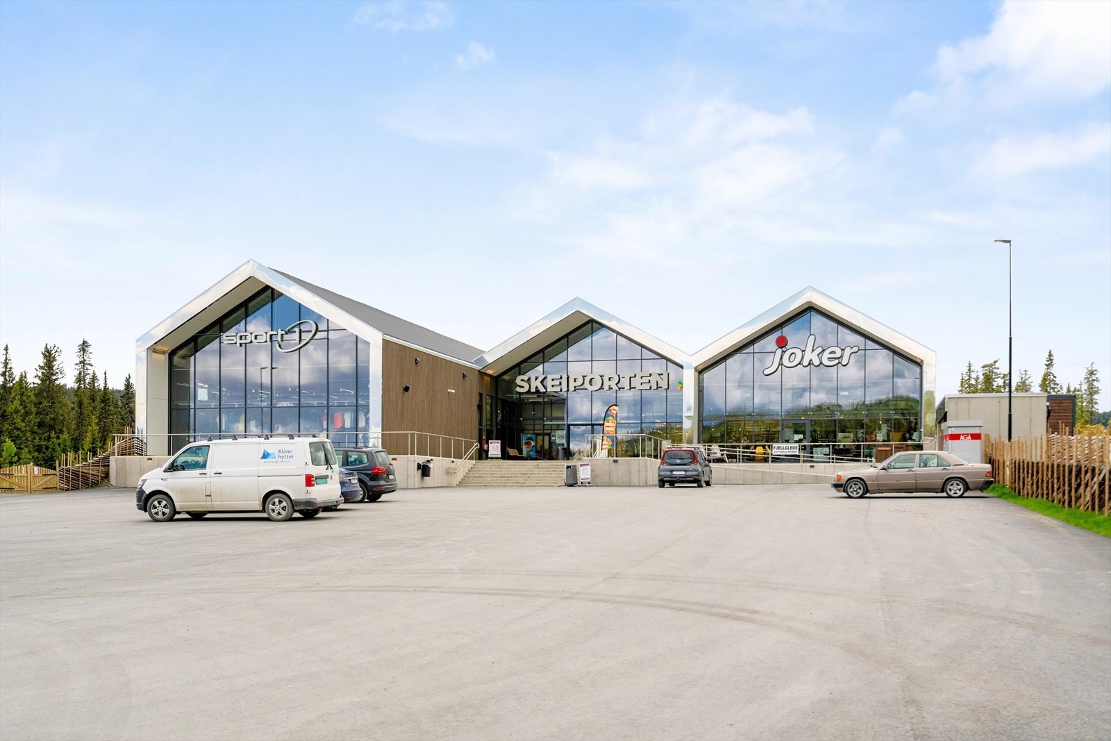 Litt sør for Fjellandsbyen finner man Skeiporten hvor man får handlet mat, klær og interiør. Galleribilde