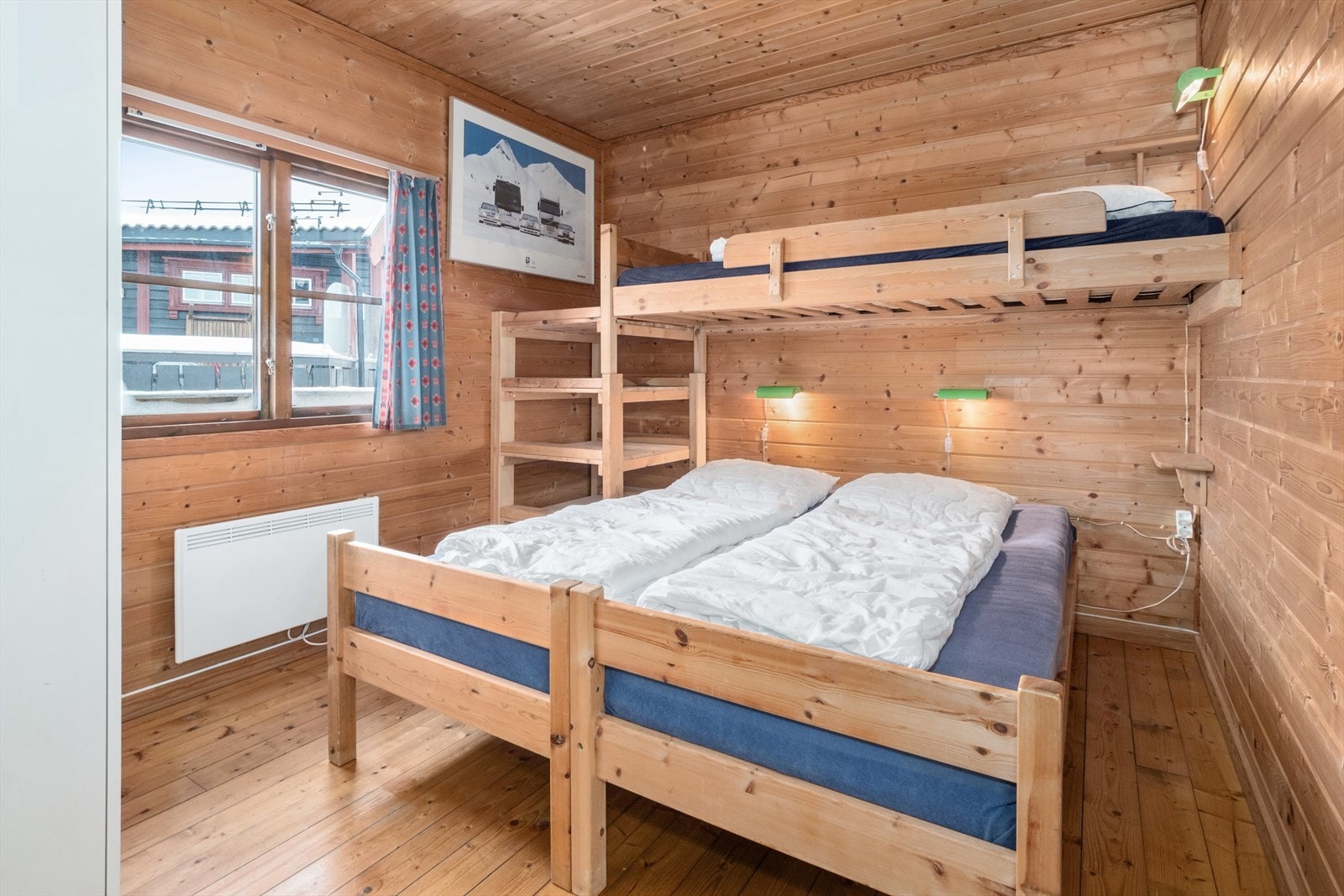 Soverom to med tre sengeplasser. Galleribilde