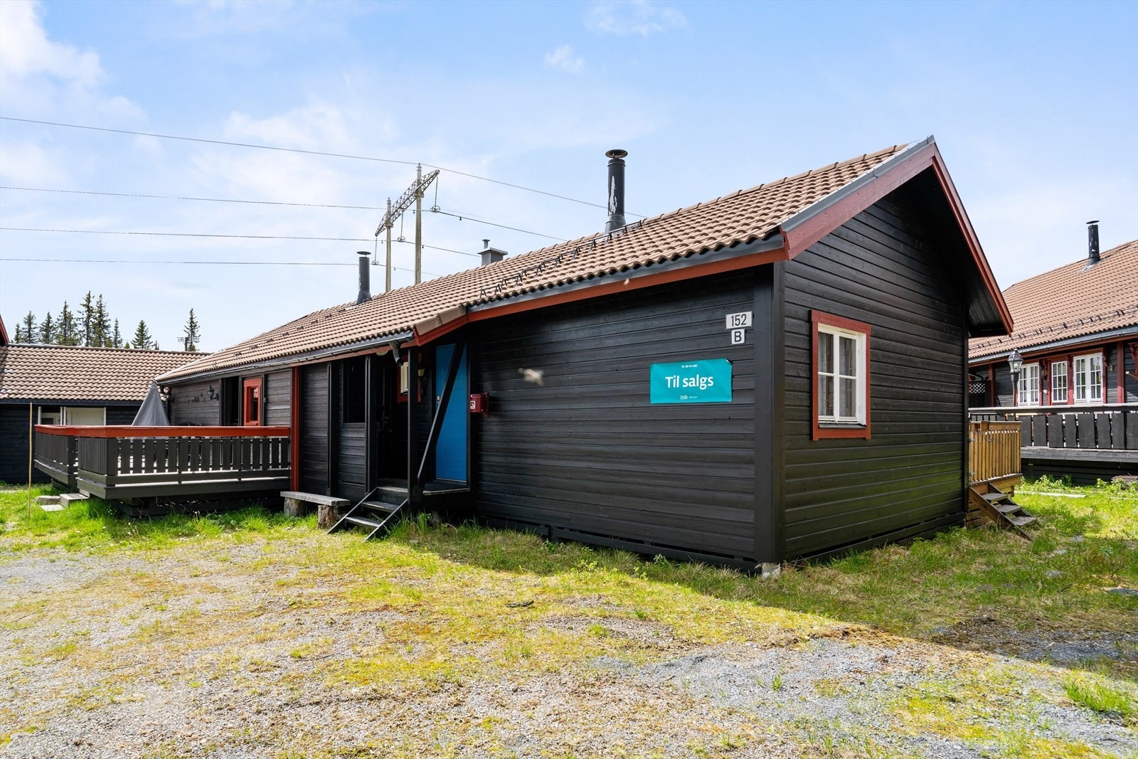 Parkering rett ved hytteveggen. Galleribilde