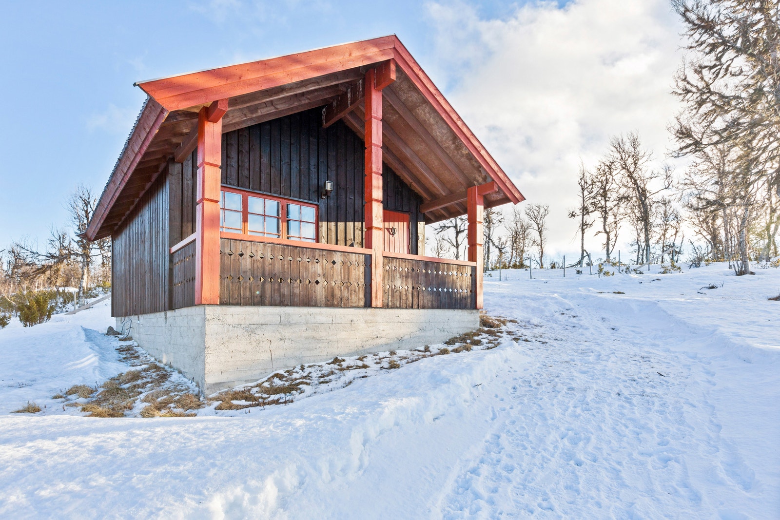 Hyttene ligger åpent og solrikt til, og har helårsvei. Galleribilde