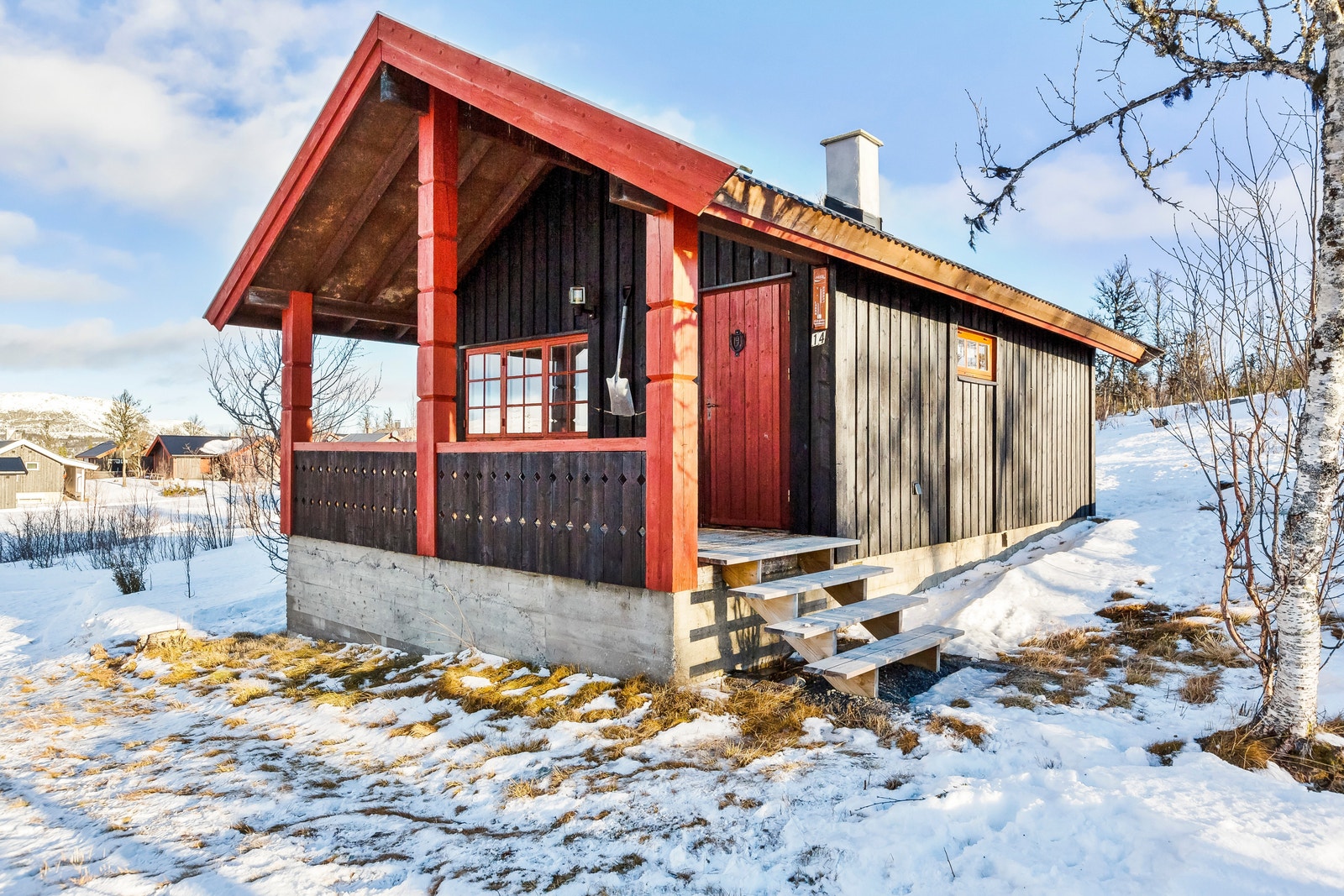 6 mindre hytter beliggende i tun (3 solgt). Galleribilde