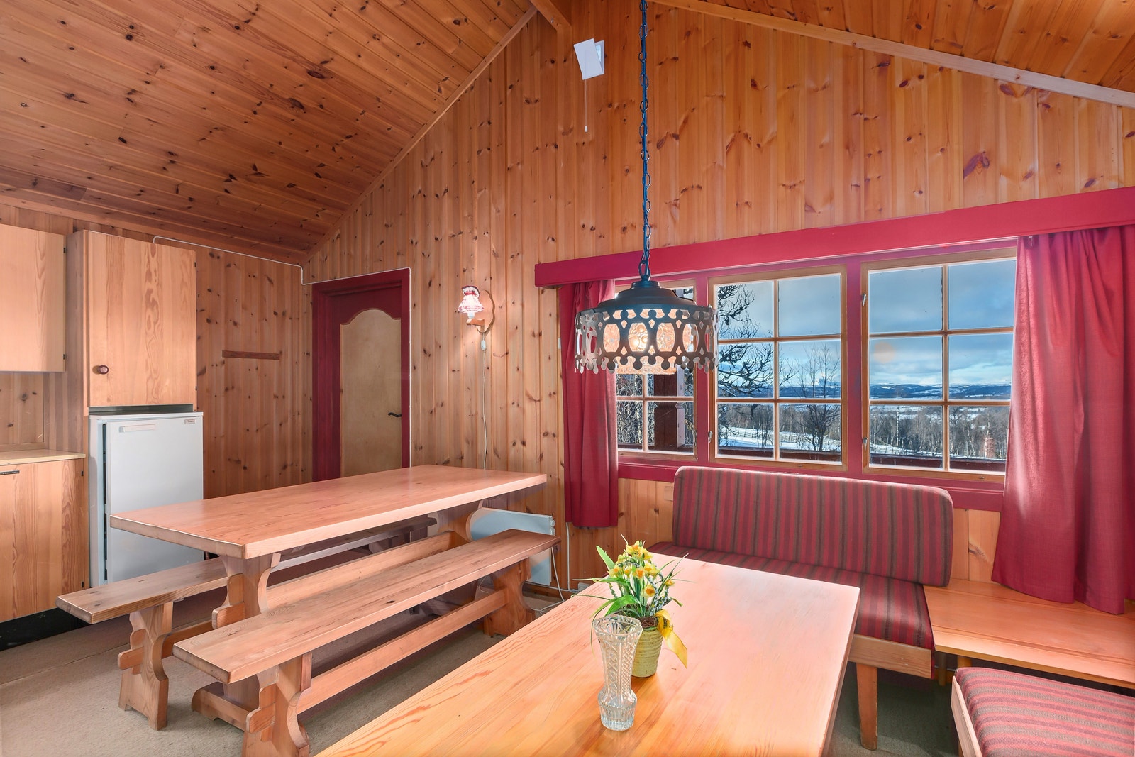 Hyttene har åpen stue- og kjøkkenløsning. Galleribilde