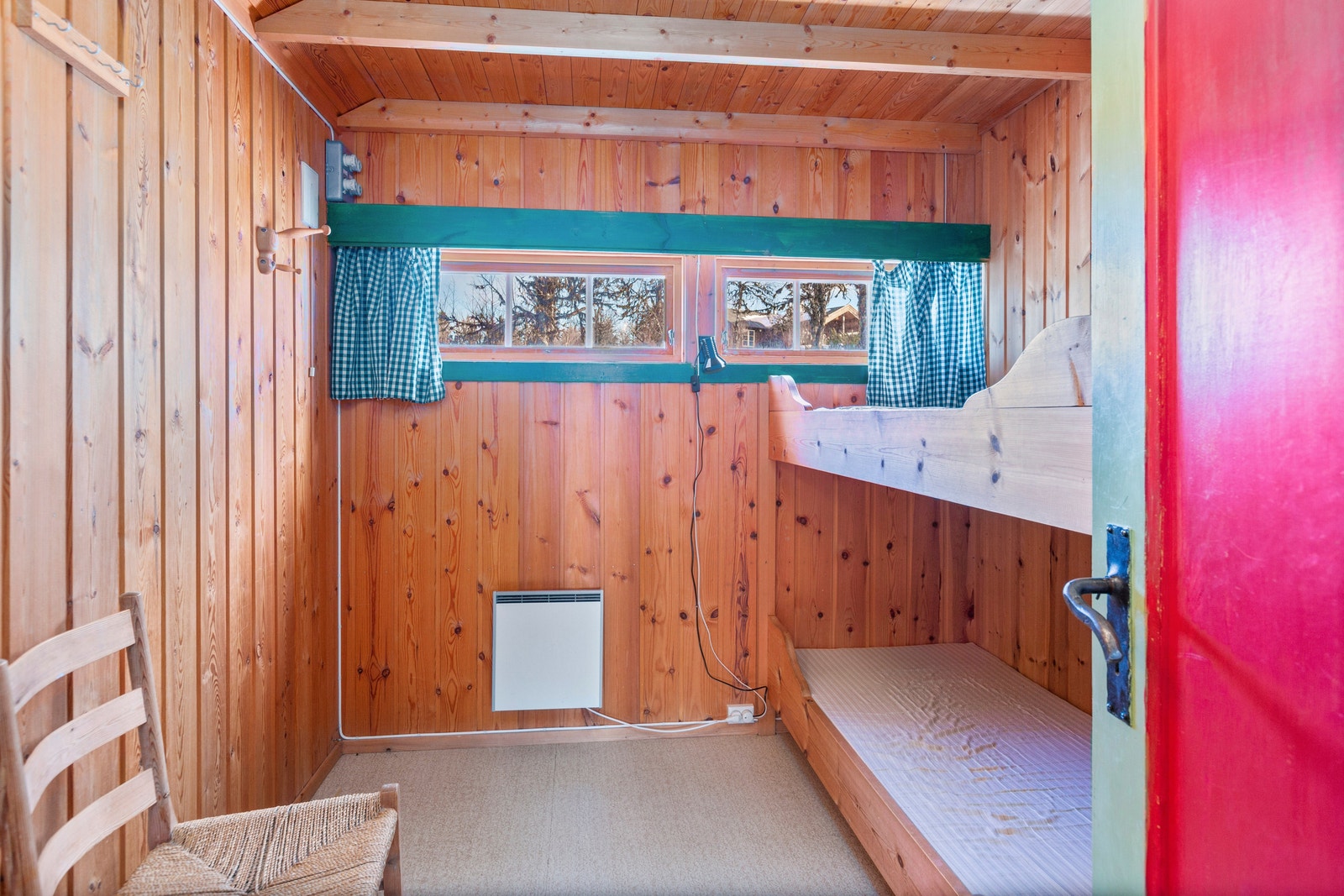 Hyttene har 2 soverom og hems med soveplasser. Galleribilde