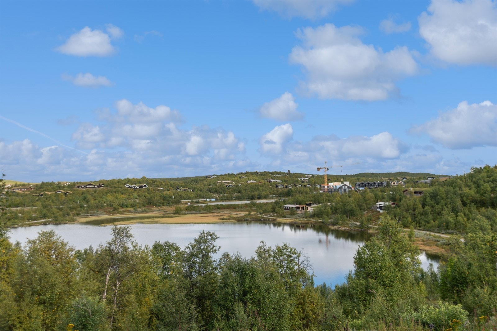 Fra leiligheten og uteplassen er det fin utsikt mot Geilotjødne Galleribilde