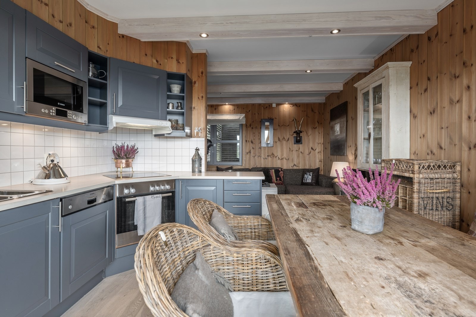 Integrert oppvaskmaskin, stekeovn, koketopp, micro og kjøl/frys Galleribilde