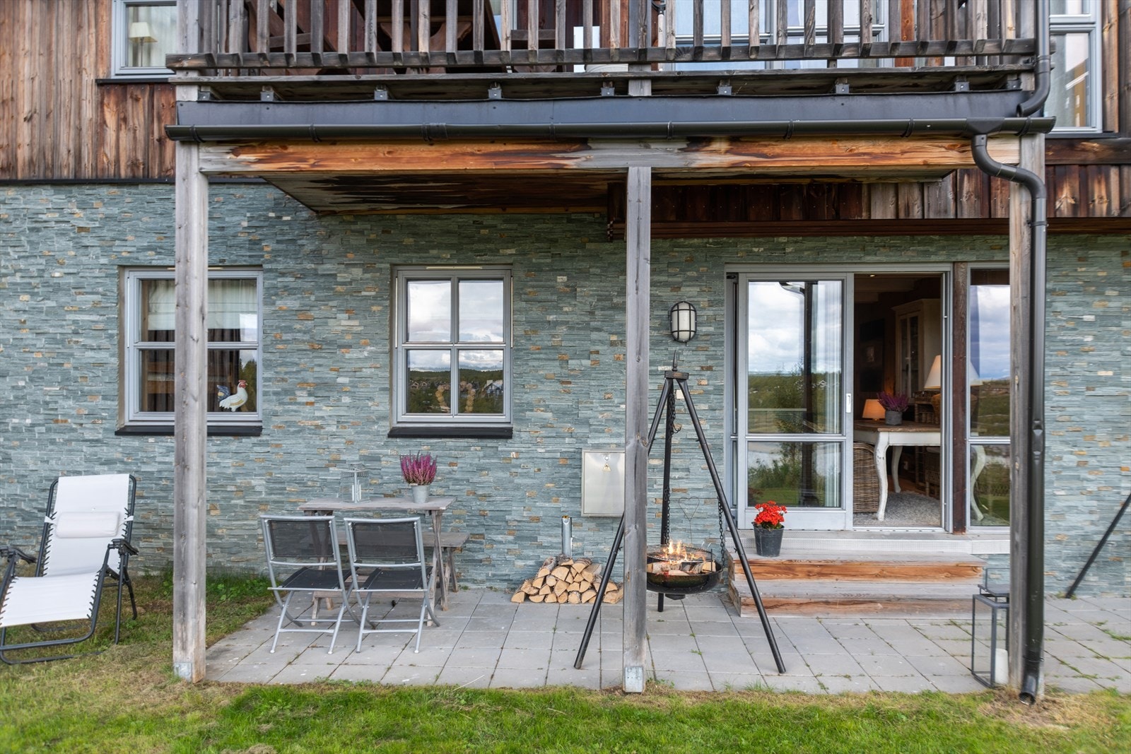 Utgang til terrasse på bakkeplan Galleribilde