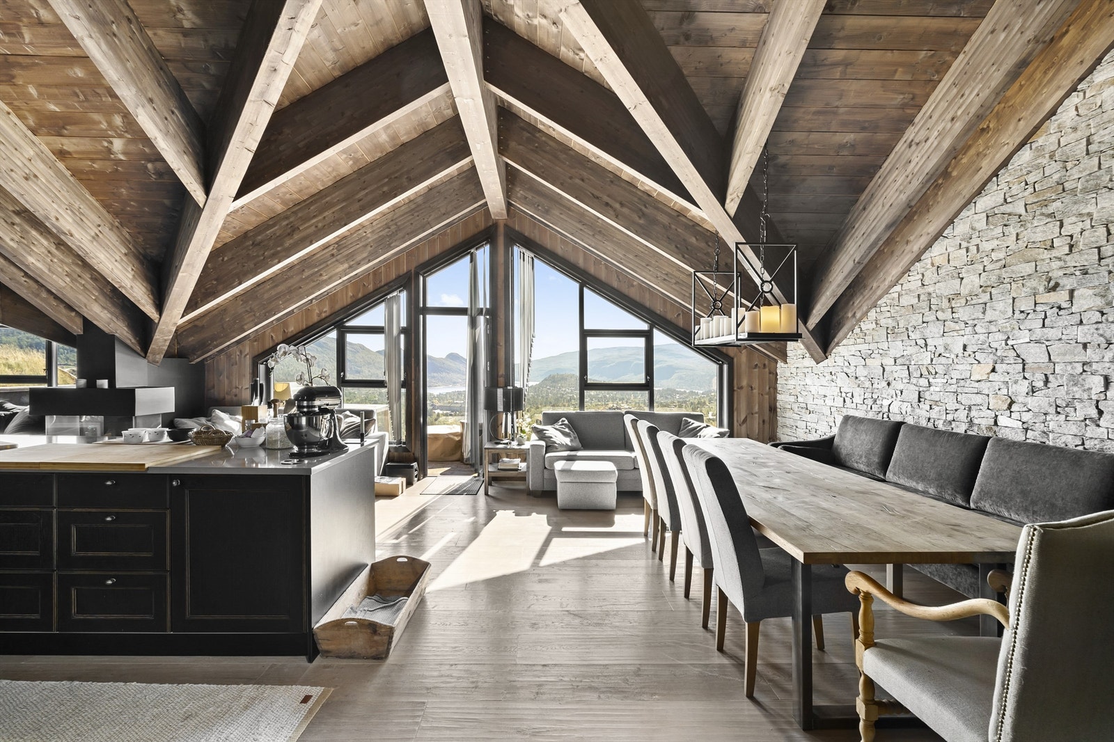 God plass til stort spisebord med fantastisk utsikt mot Harevann, Otrosåsen og Enden. Galleribilde