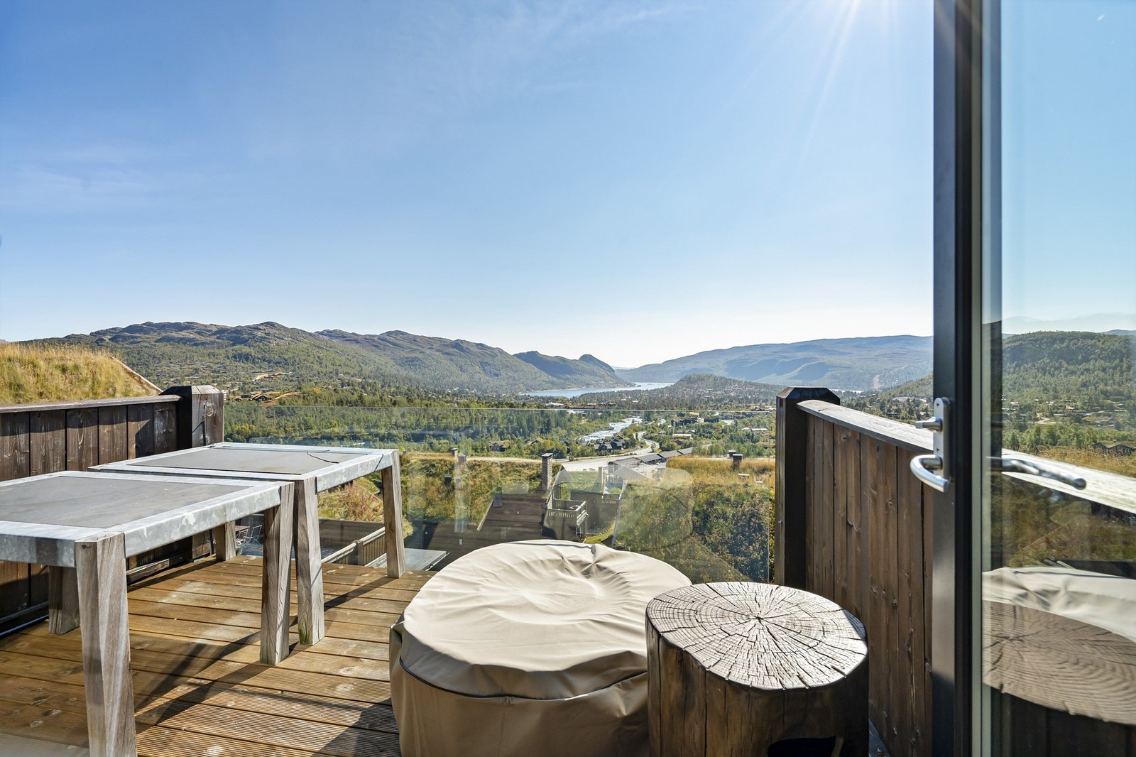 Utsikten utenfor spisestue og kjøkken. Galleribilde