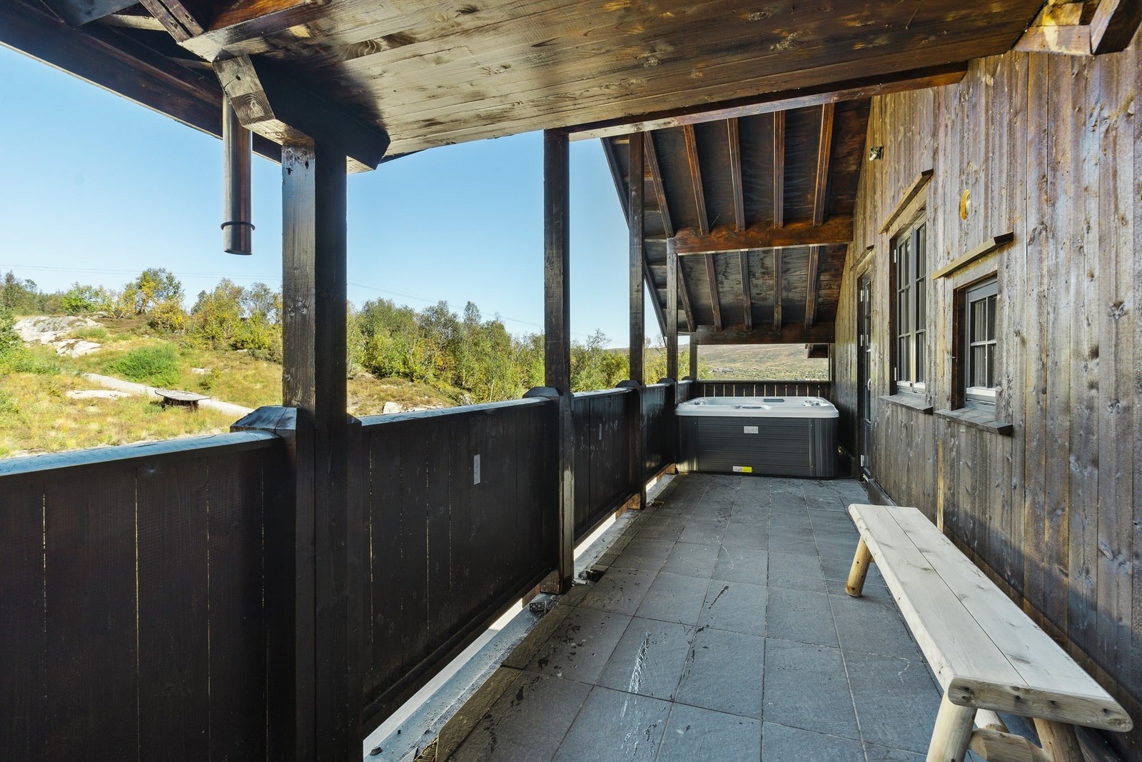 Jacuzzi på den ene balkongen med kveldsol og utsikt mot Galten og skisenteret. Galleribilde