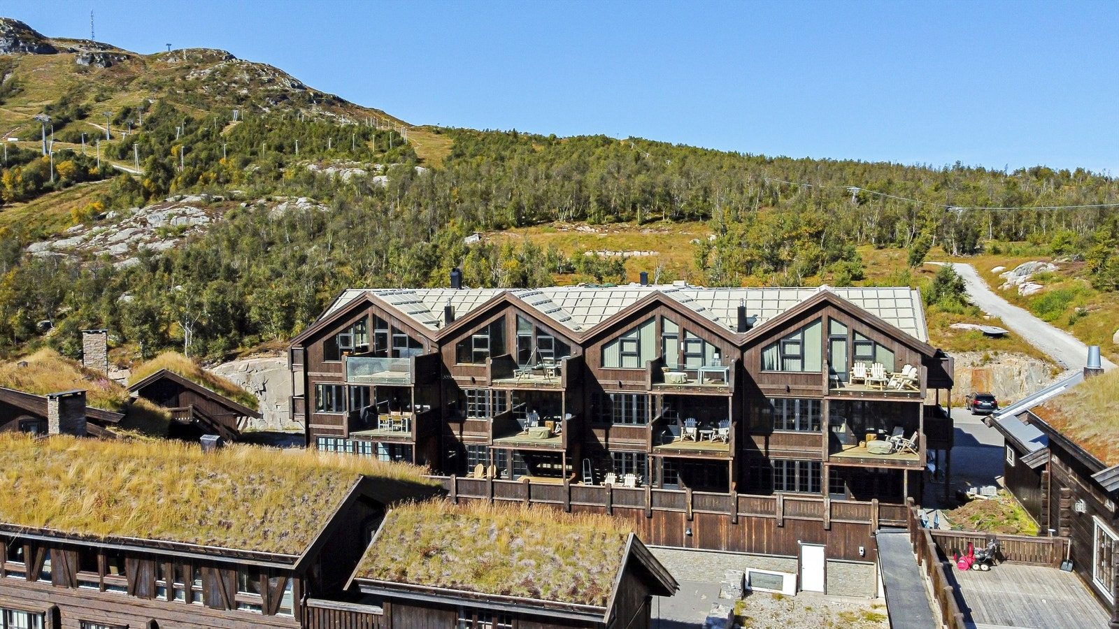 Leiligheten har de to balkongene til høyre i øverste etasje Galleribilde