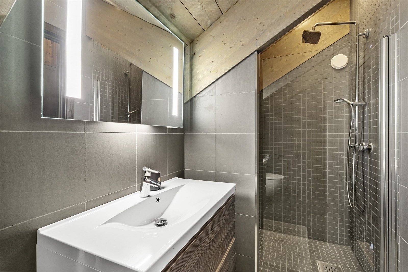 Bad nr. 2 med vegghengt wc, 90 cm Foss Bad innredning., dusjhjørne., varmekabler. Galleribilde