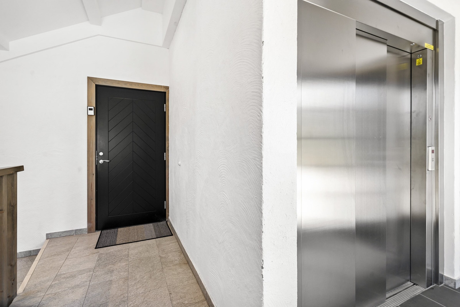 Heis fra parkering og opp til etasjen. Galleribilde