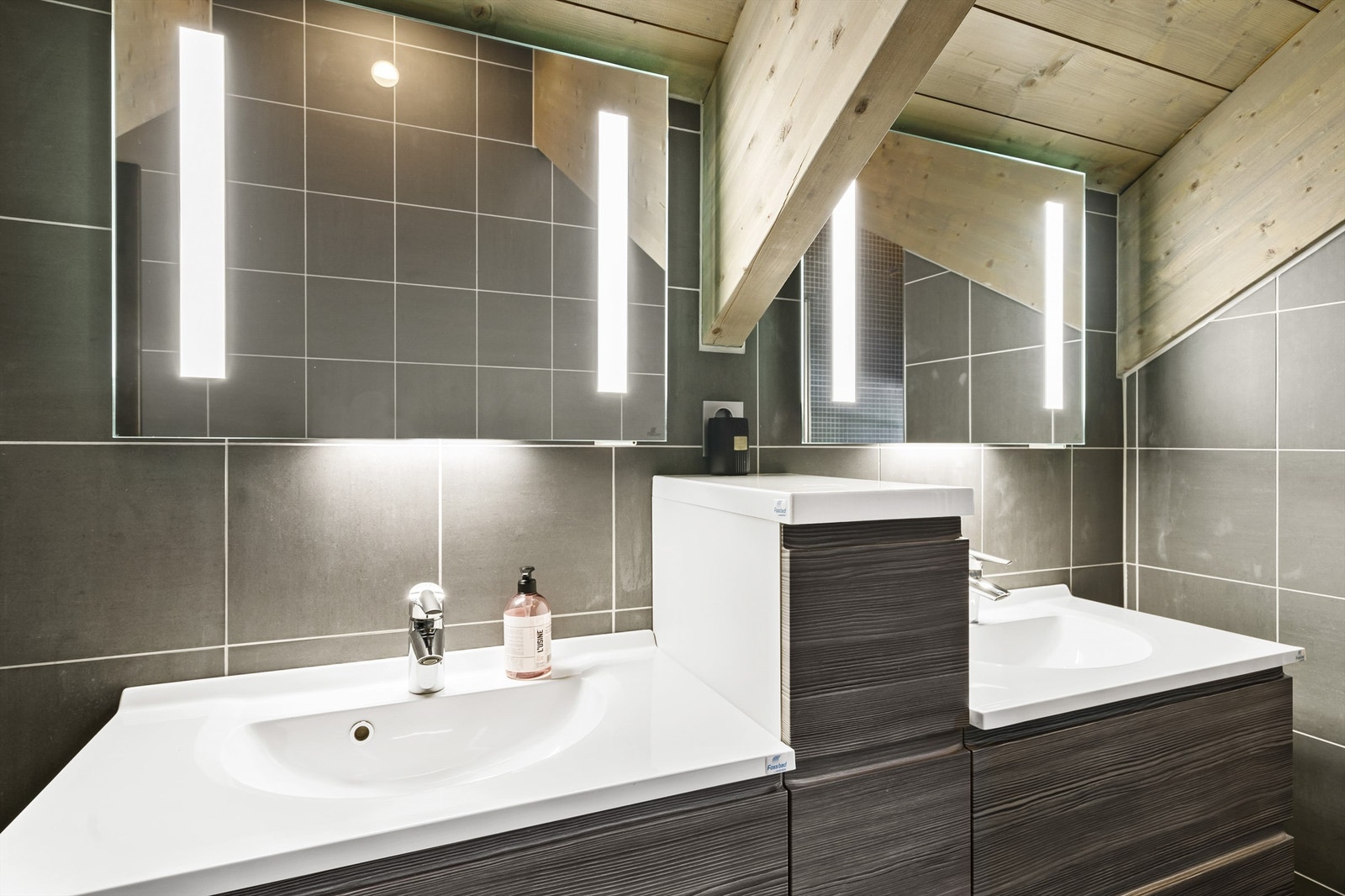 Hovedbad med 270 cm Foss Bad innredning med to servanter. Galleribilde