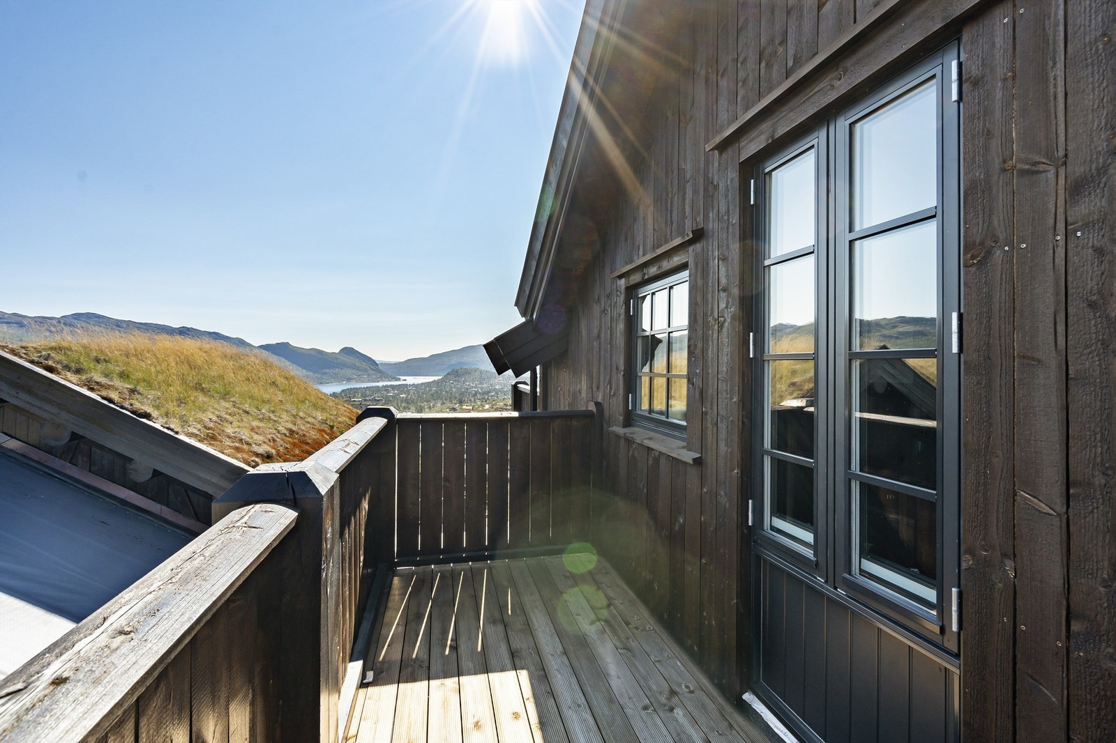 Balkong utenfor hovedsoverommet med flott utsikt oppover dalen og mot Hartevassnutane og Hartevann. Galleribilde