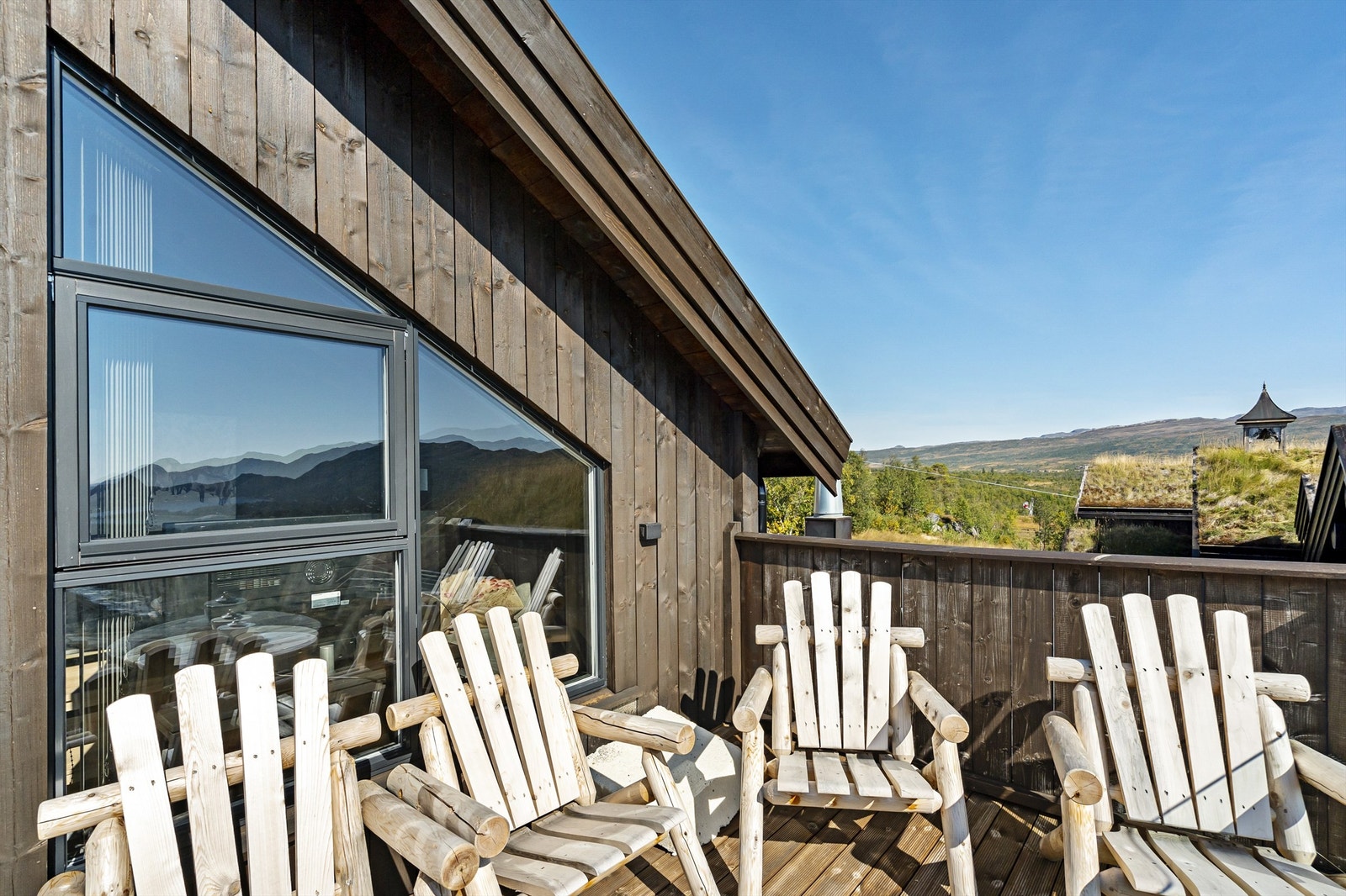 Fra balkong utenfor sofakroken. Galten i det fjerne. Galleribilde