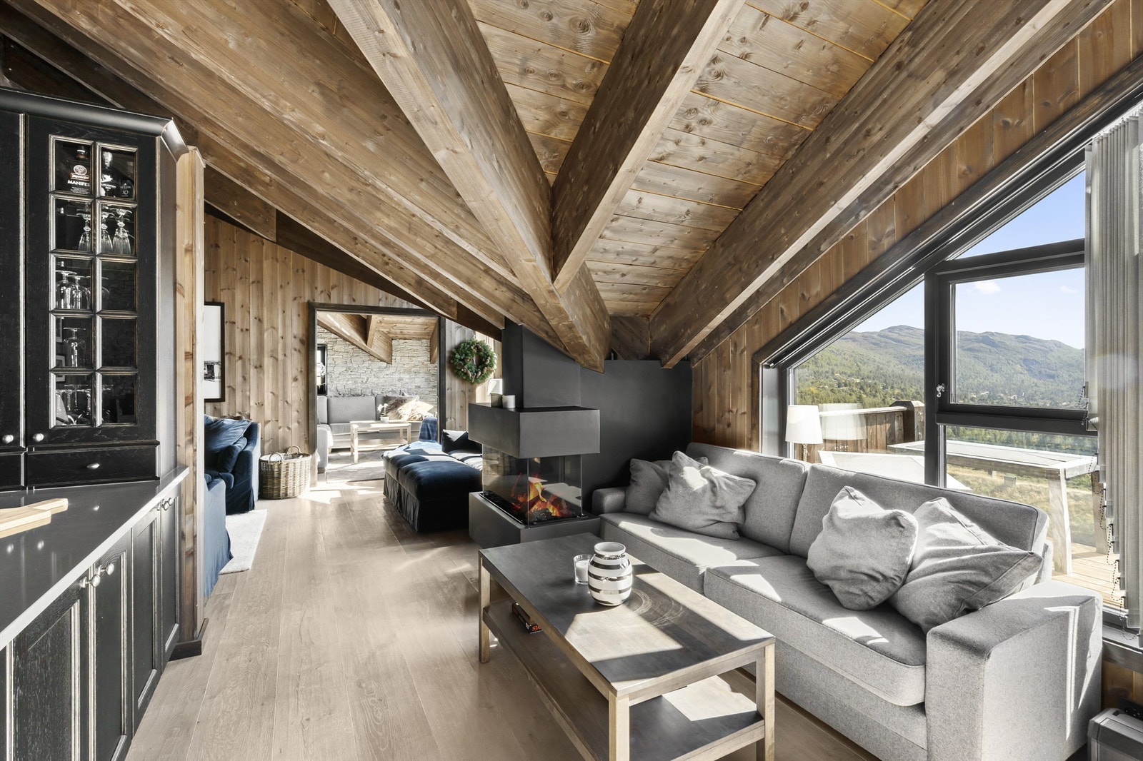 Siteplass mellom kjøkken og stue. Peisovn. Galleribilde