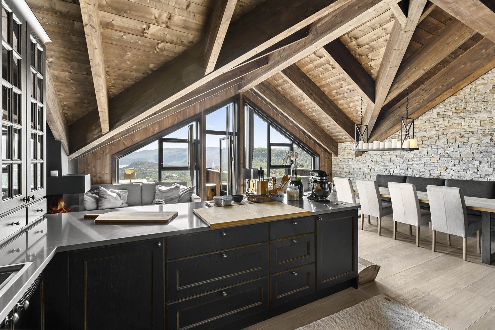 Fra kjøkken mot spiseplass. Fantastisk utsikt. Galleribilde