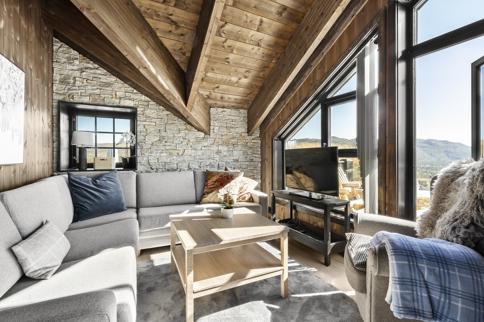 Sofakrok med fantastisk utsikt mot Hartevann, Enden, Otrosåsen og Hartevassnutane. Galleribilde