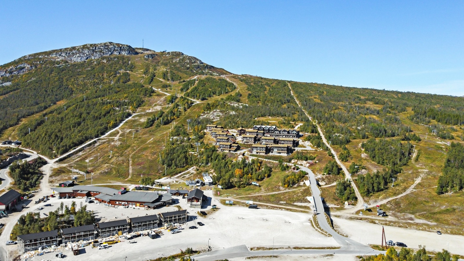 Toppleilighet til høyre i øverste bygg. Ski inn, ski ut. Skisenteret til venstre. Galleribilde