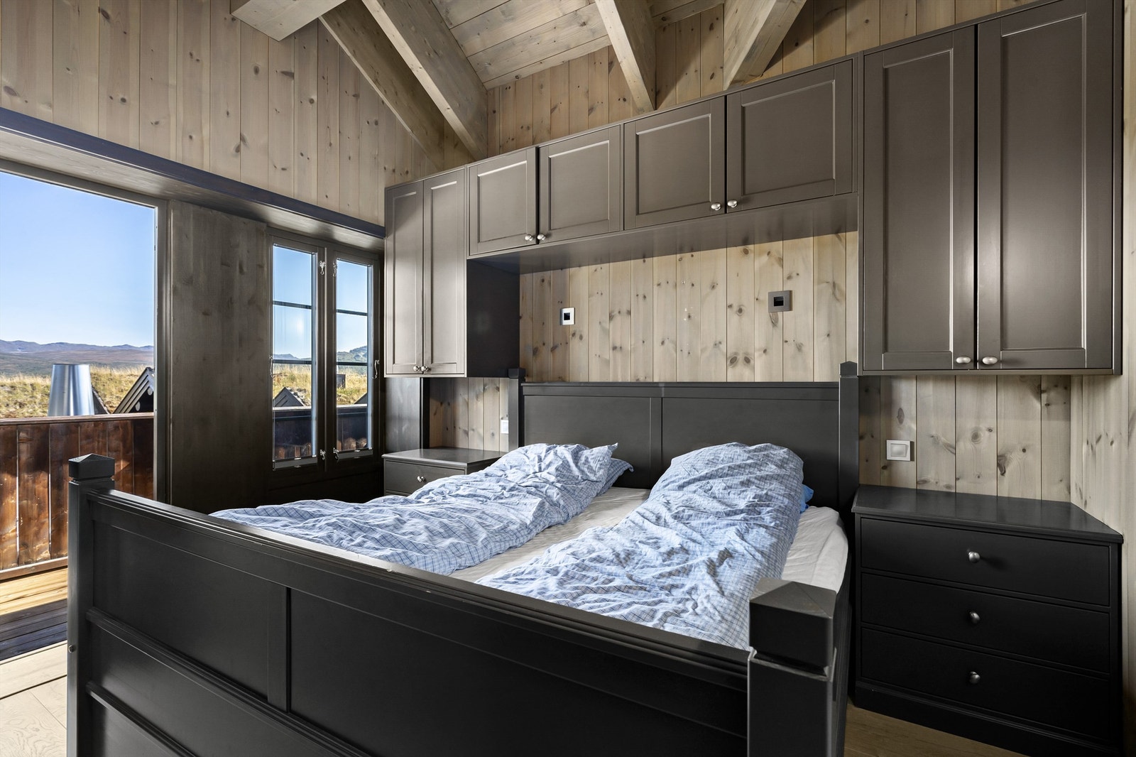 Hovedsoverom med plassbygget skap, utgang balkong med fantastisk utsikt. Galleribilde