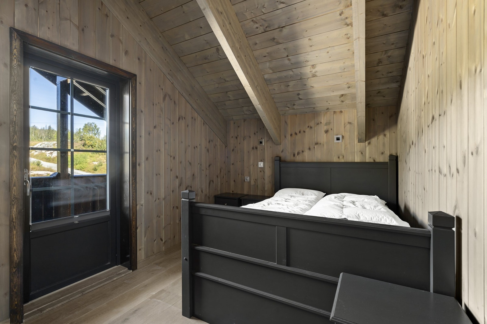 Soverom 2 innredet med 2 dobbeltsenger. Utgang balkong med jacussi. Galleribilde