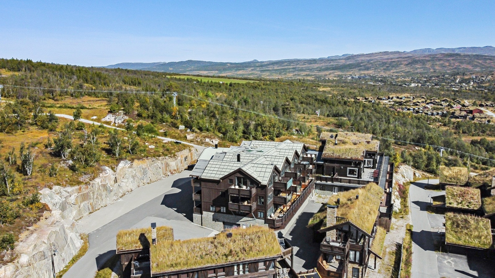 Leiligheten har de to balkongene til høyre i øverste etasje. Galleribilde