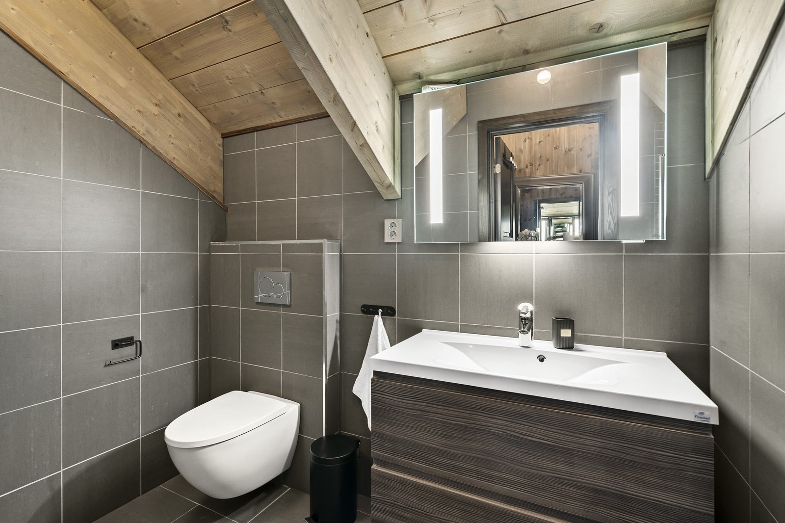 Bad nr. 2 med vegghengt wc, 90 cm Foss Bad innredning., dusjhjørne., varmekabler. Galleribilde