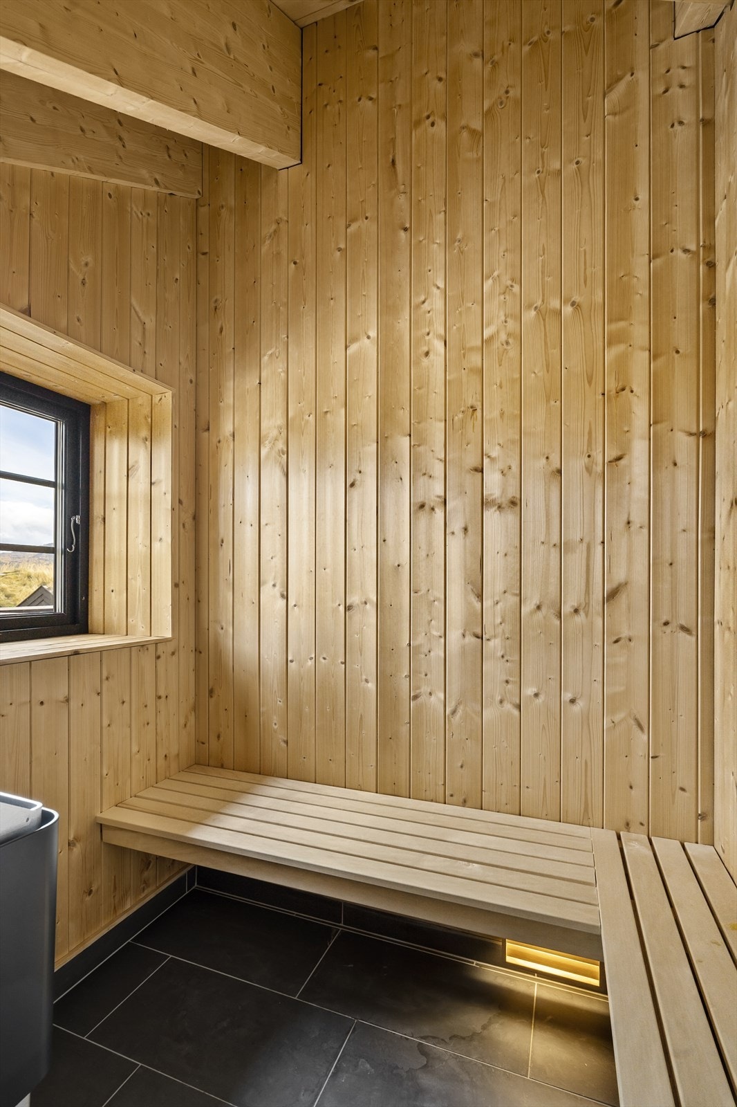 Badstue med utsikt oppover dalen. mot Galten. Galleribilde