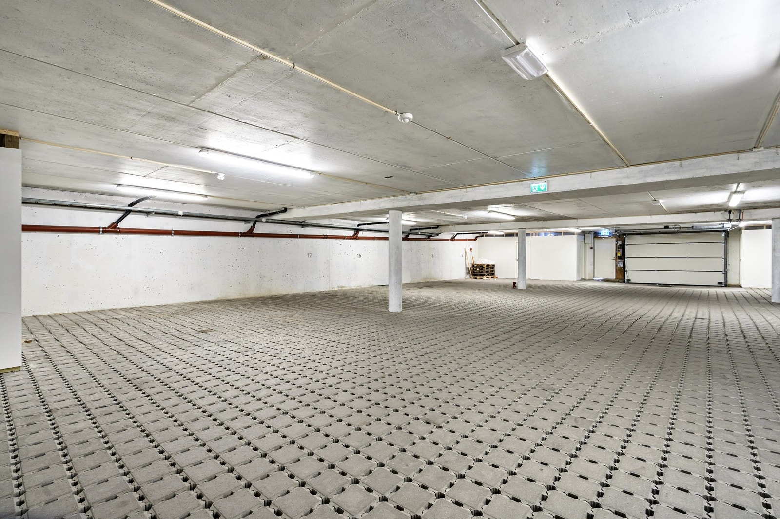 Godt med plass i romslig parkeringskjeller. Galleribilde