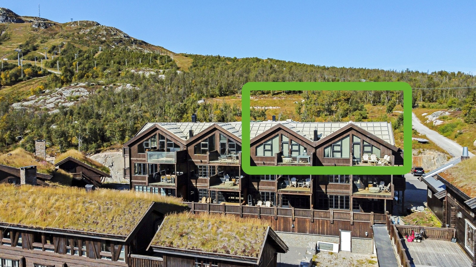 Leiligheten har de to balkongene til høyre i øverste etasje Galleribilde