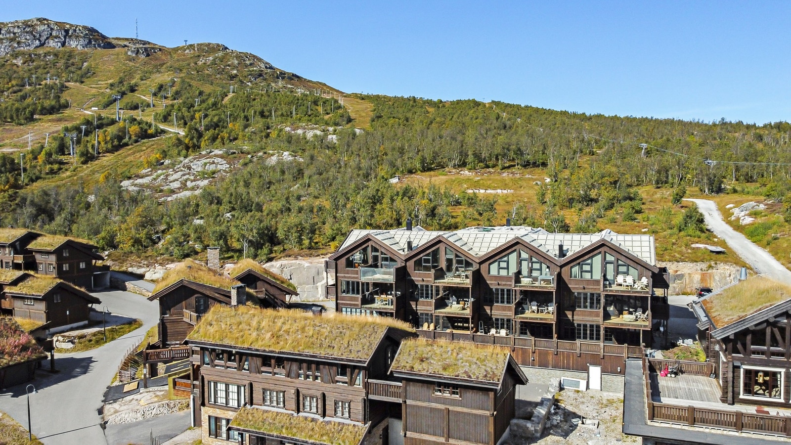 Leiligheten har de to balkongene til høyre i øverste etasje Galleribilde