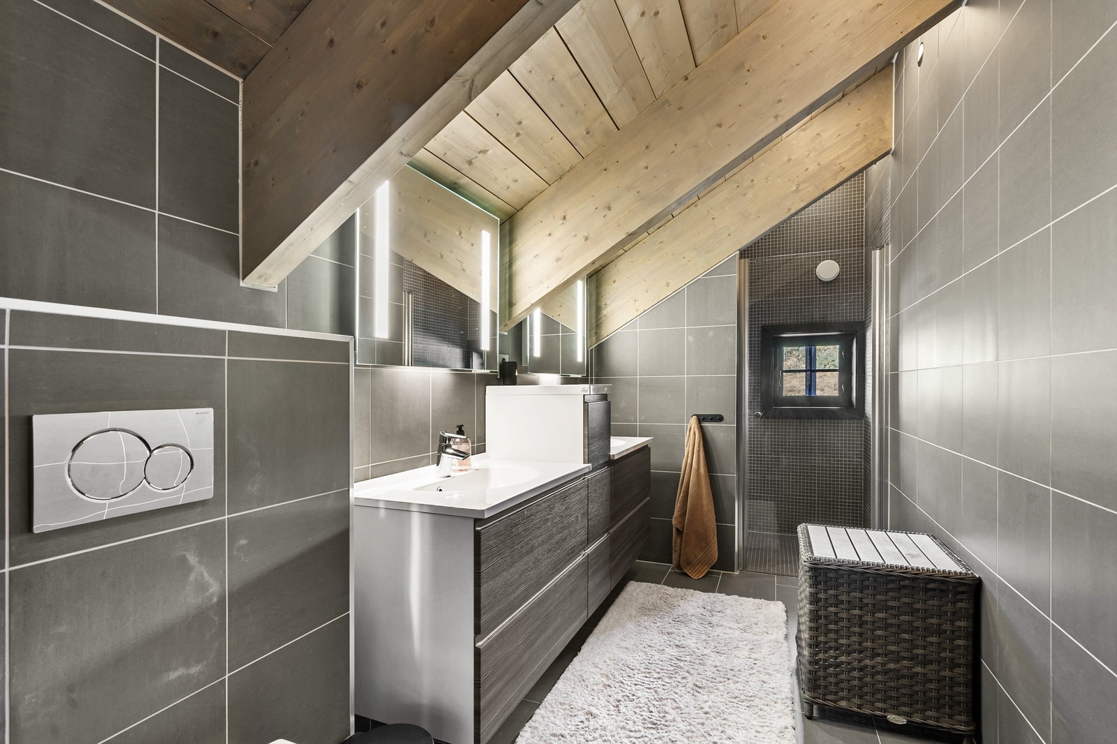 Bad nr. 1 med 270 cm innredning, 2 servanter, vegghengt wc, og dusjhjørne. Galleribilde