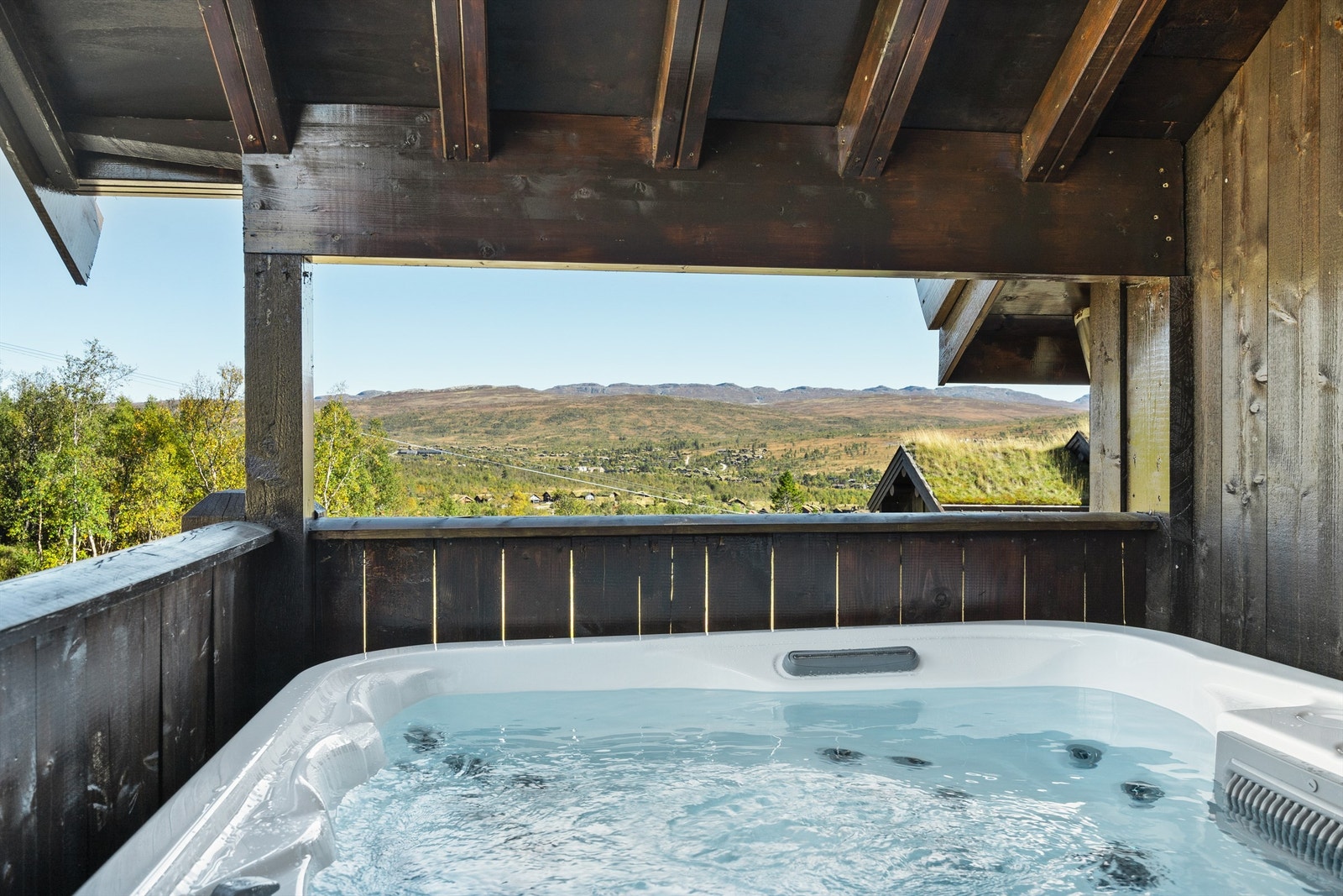 Jacuzzi på den ene balkongen med kveldsol og utsikt mot Galten og skisenteret. Galleribilde
