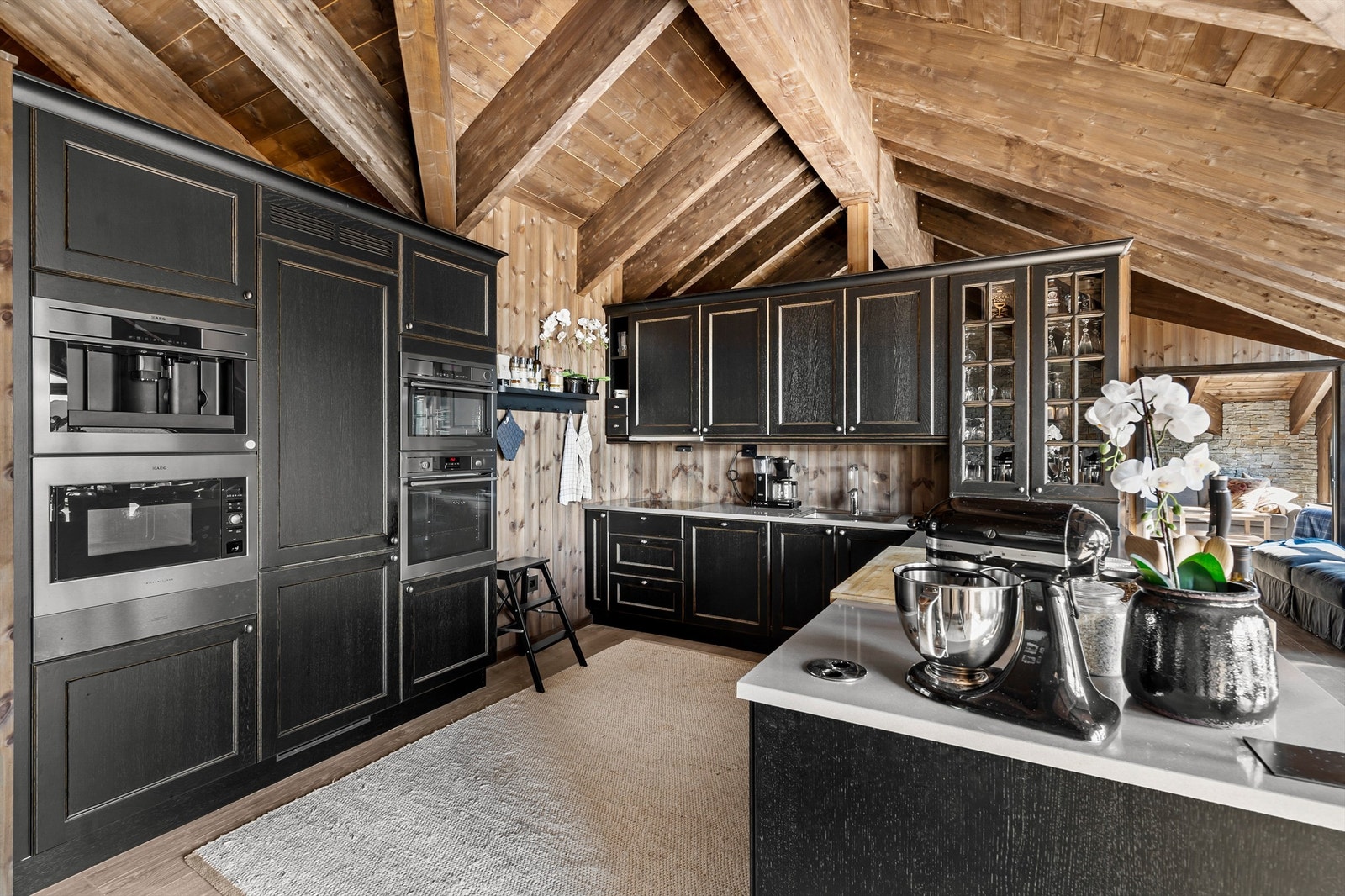 Godt med skap og benkeplass på kjøkkenet. Integrerte hvitevarer av høy kvalitet. Galleribilde