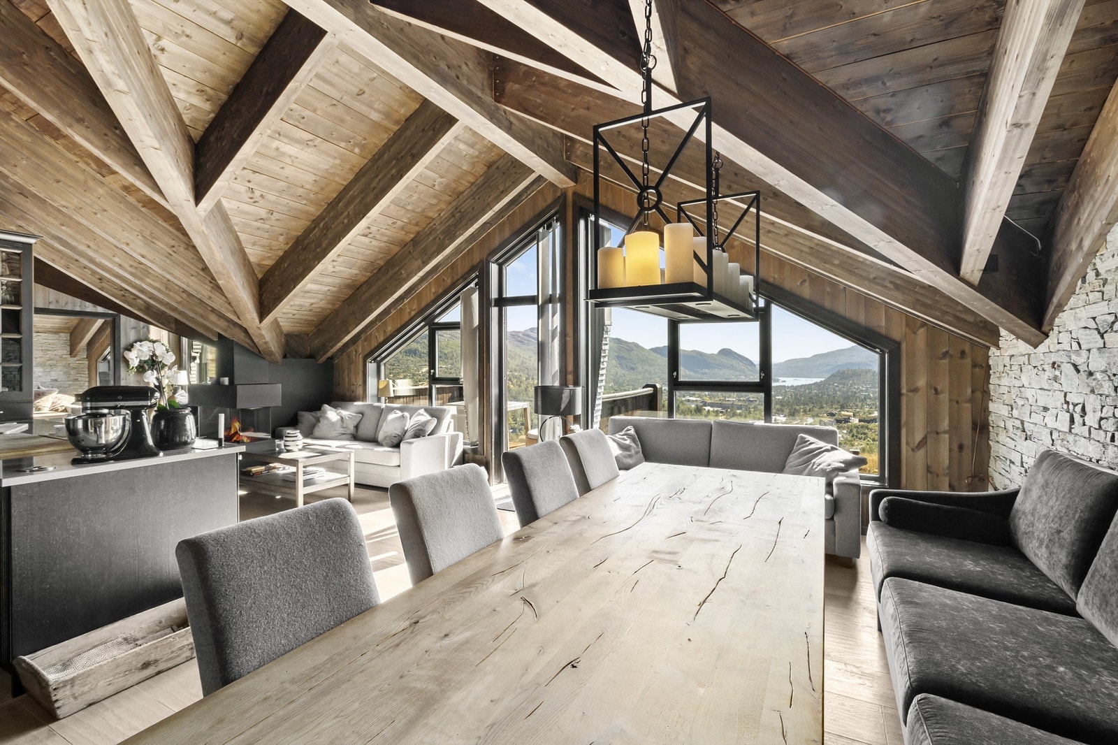 God plass til stort spisebord med fantastisk utsikt mot Harevann, Otrosåsen og Enden. Peisovn. Galleribilde