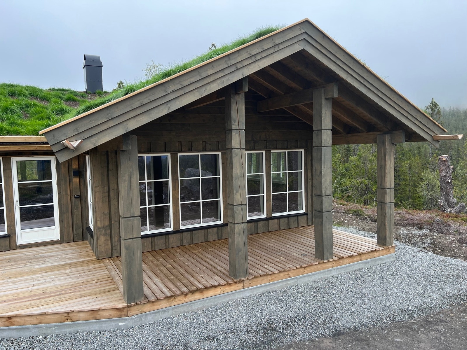 Store vindusflater mot terrasse og utsikt Galleribilde