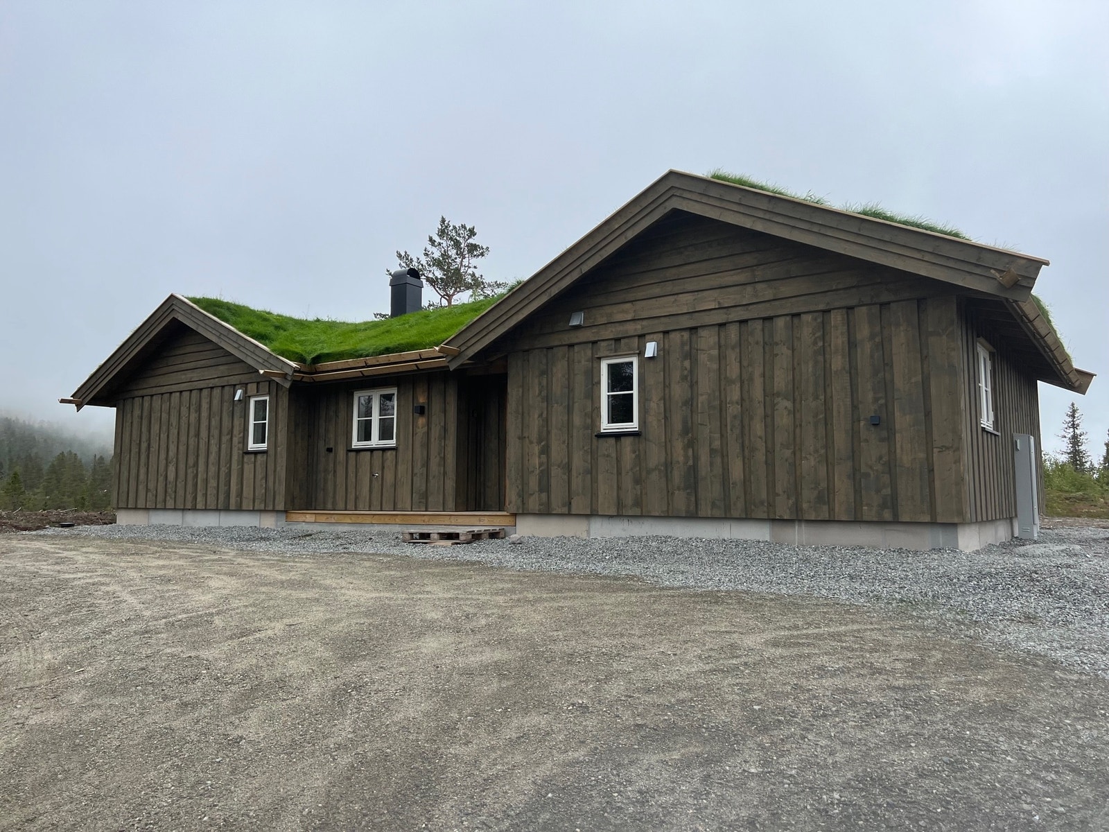 Fasade mot bakside, romslig gårdsplass med rom for flere biler og evnt fremtidig uthus Galleribilde