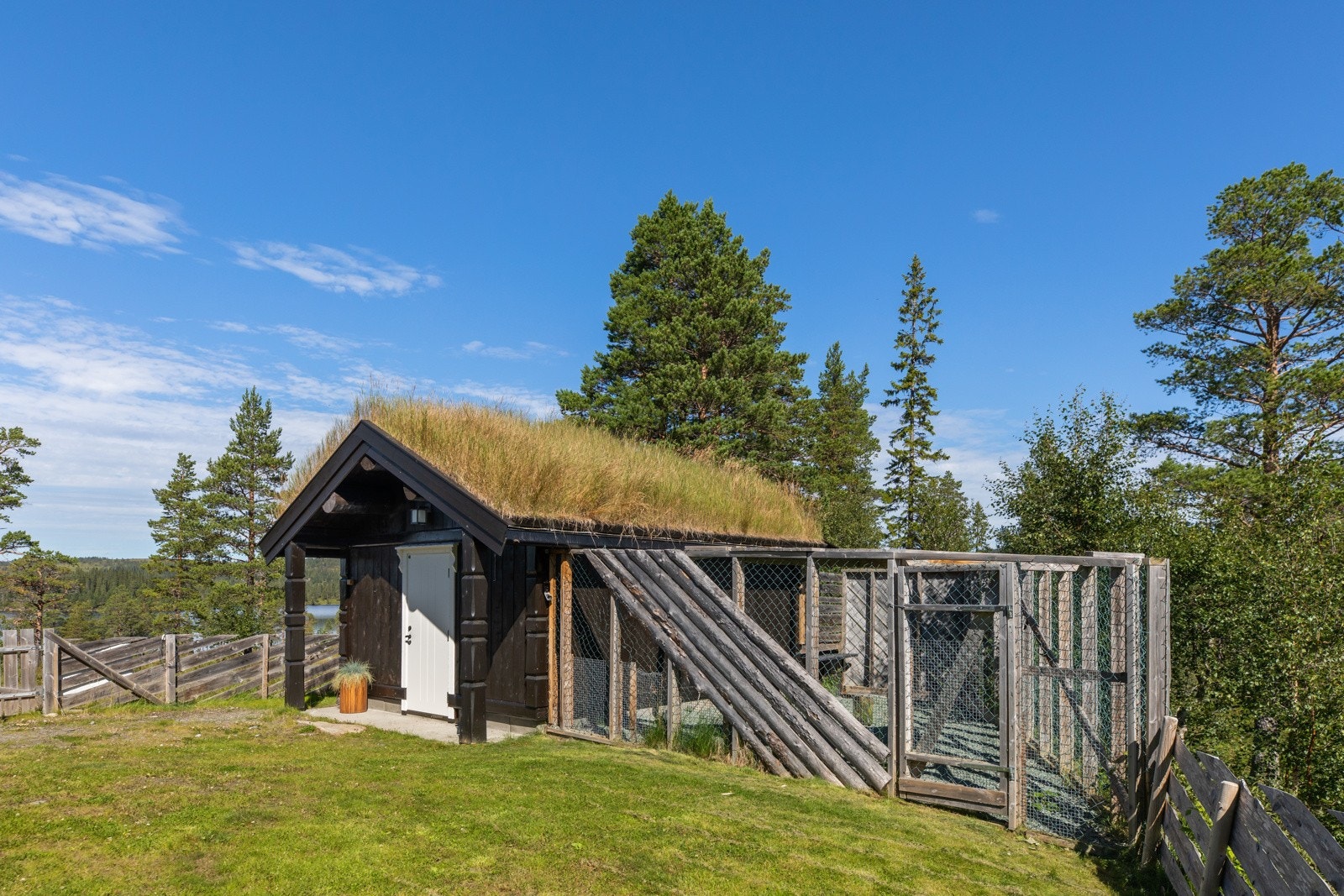 Her får man både i pose og sekk med båtlivet på godværsdager, og fjell på sommer som vinter. Galleribilde