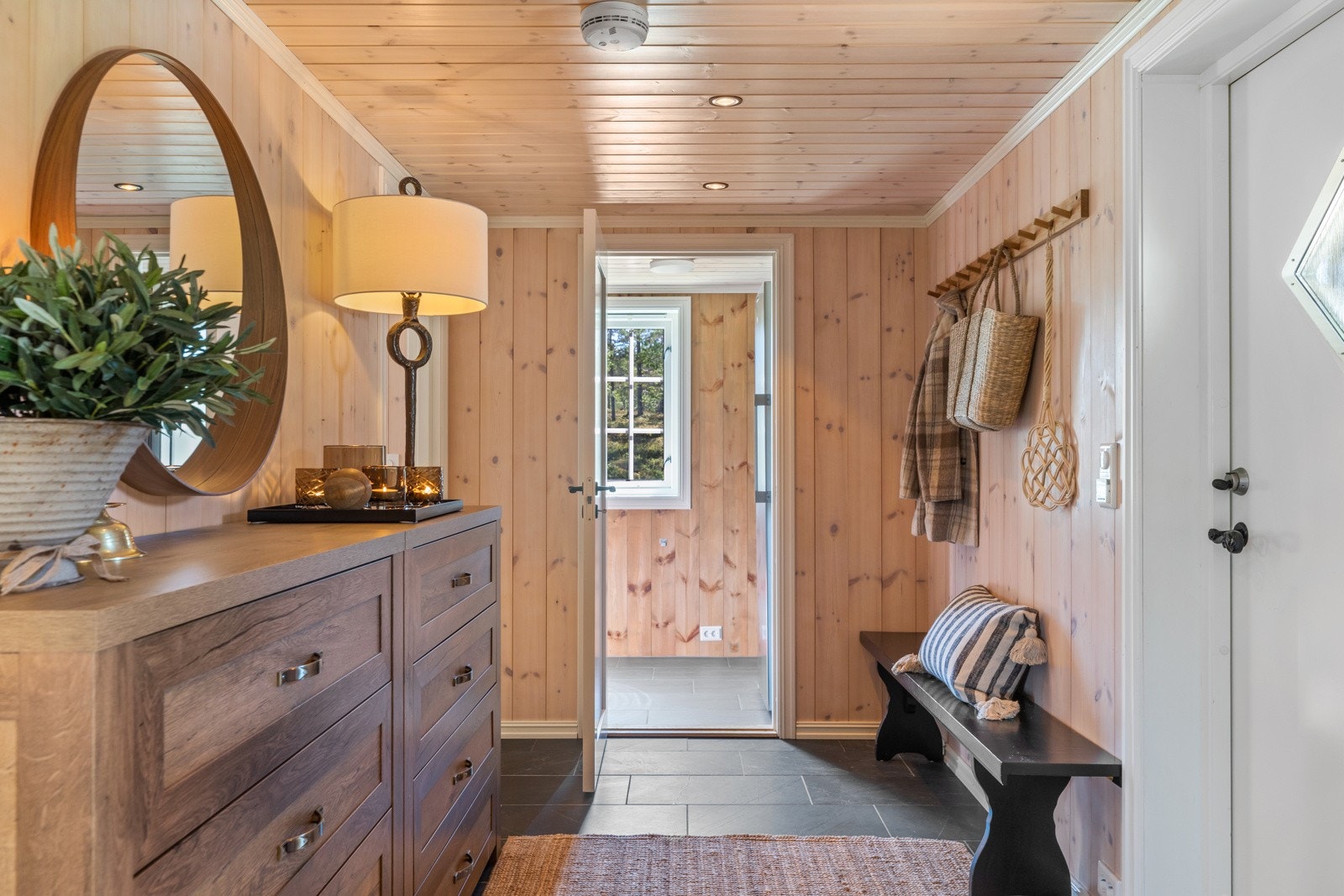 Velkommen inn til en romslig gang. Bod i tilknytning til gang som kan brukes til hunderom, lagring av turutstyr og fryseskap. Galleribilde