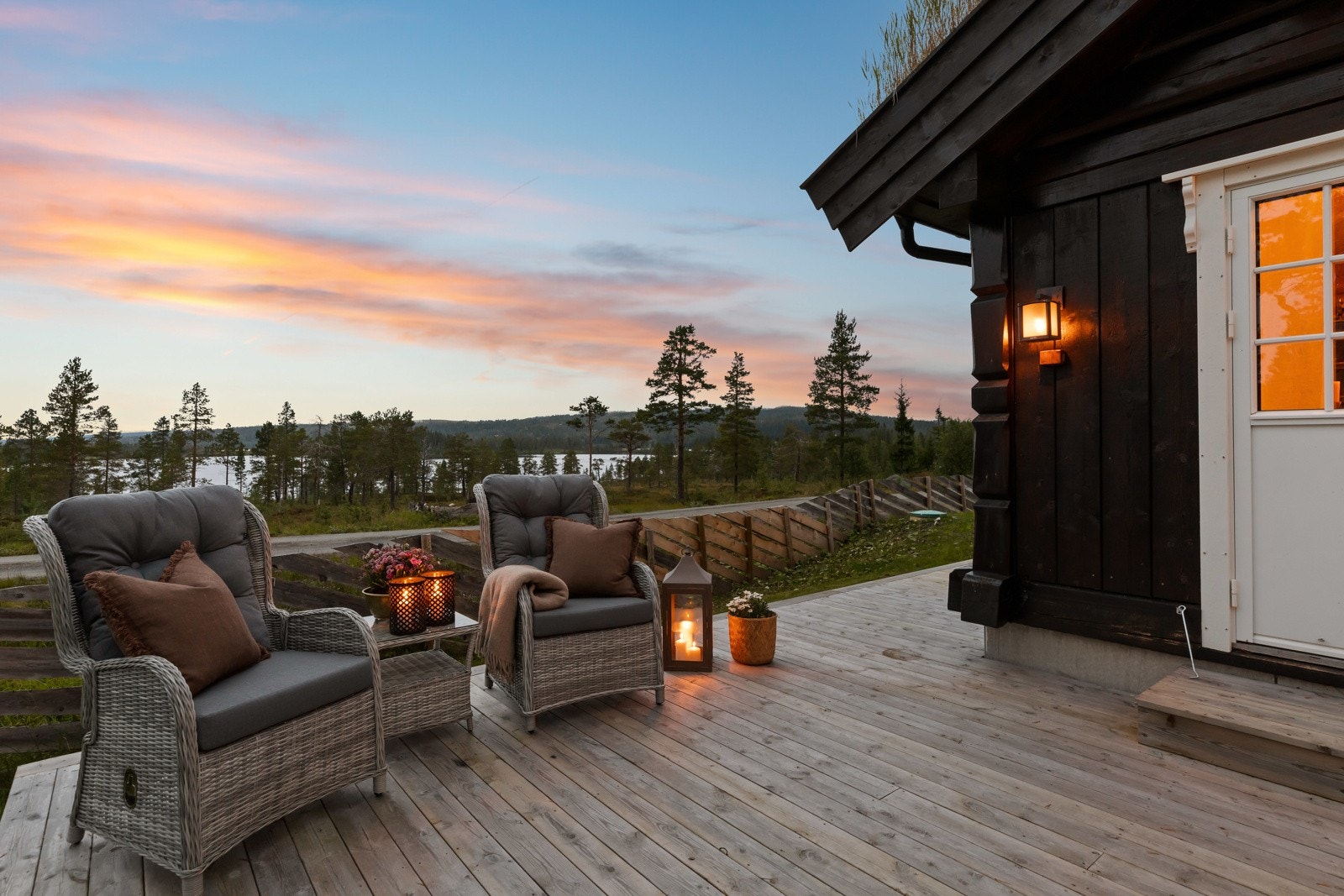 Utelivet kan nytes til fulle på en vidunderlig terrasse som måler hele 54 kvm, med utvendig downlights i overbyggd inngangsparti. Galleribilde