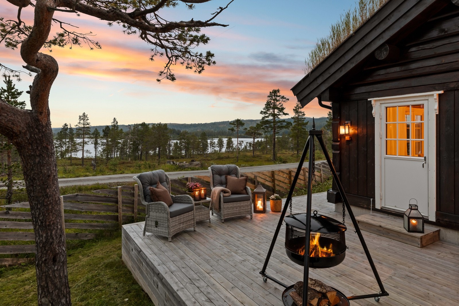 Terrassen innbyr til både rolige stunder og lange, sosiale kvelder året rundt. Galleribilde