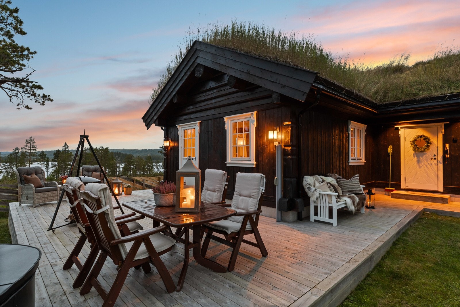 Meget tiltalende fritidsbolig fra 2014 med høy hyttestandard og stor tomt på over ett mål! Hytten ligger like ved Håen og har en herlig beliggenhet. Fantastisk turterreng og nærhet til vannet. Galleribilde