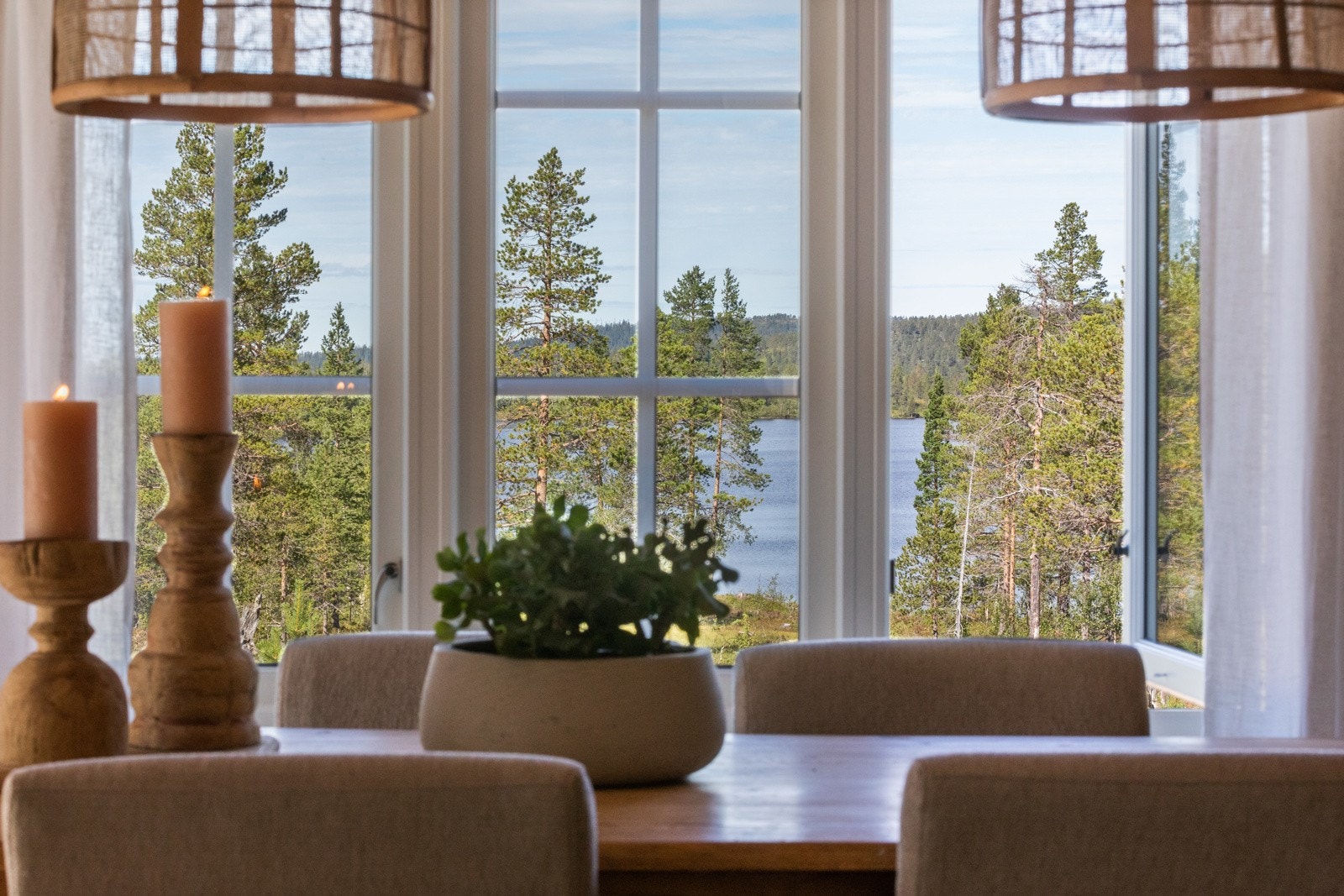 Flott utsikt fra hyttas spiseområde. Galleribilde