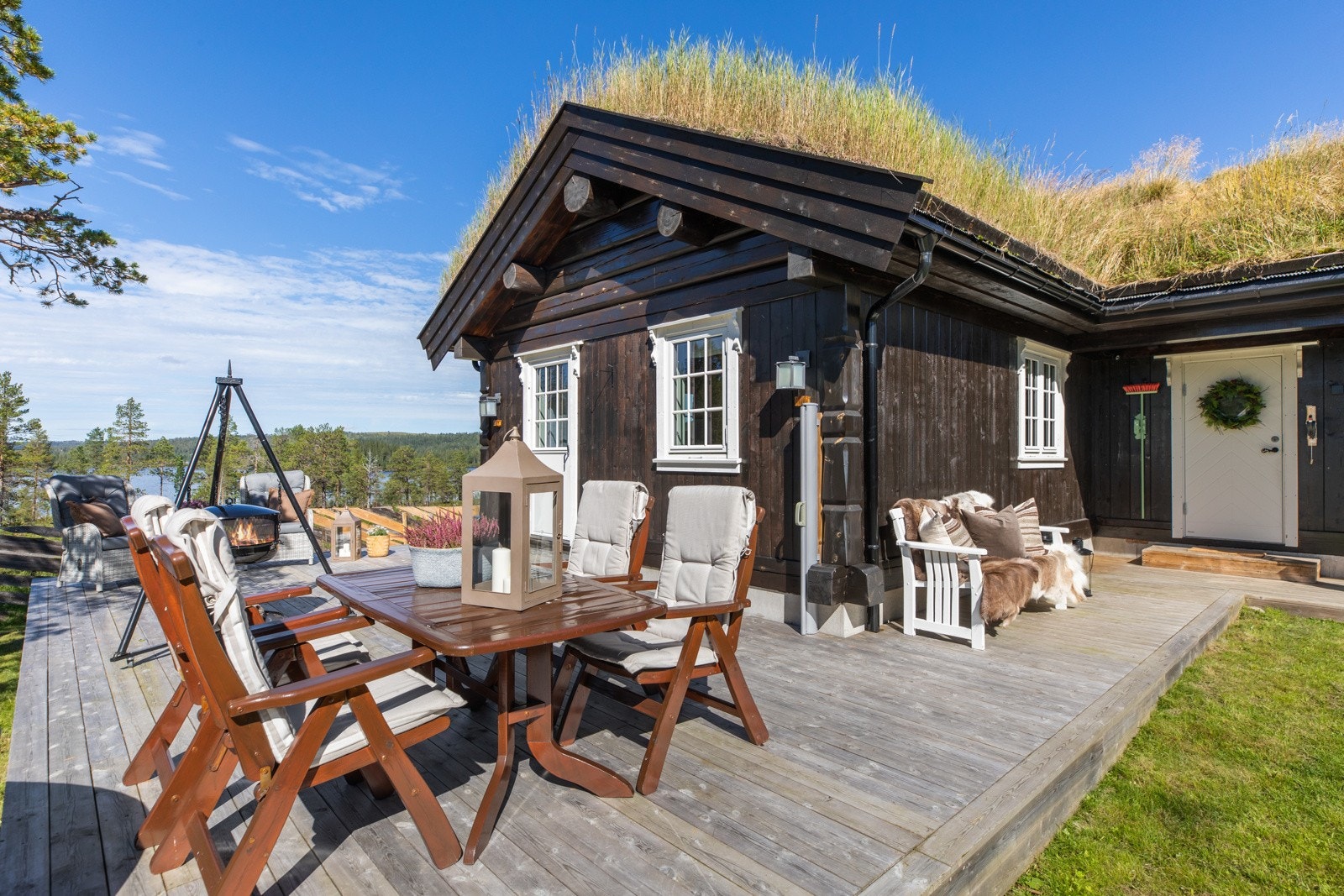 Stort og flatt uteområde hvor både store,små og firbeinte kan boltre seg på. Galleribilde